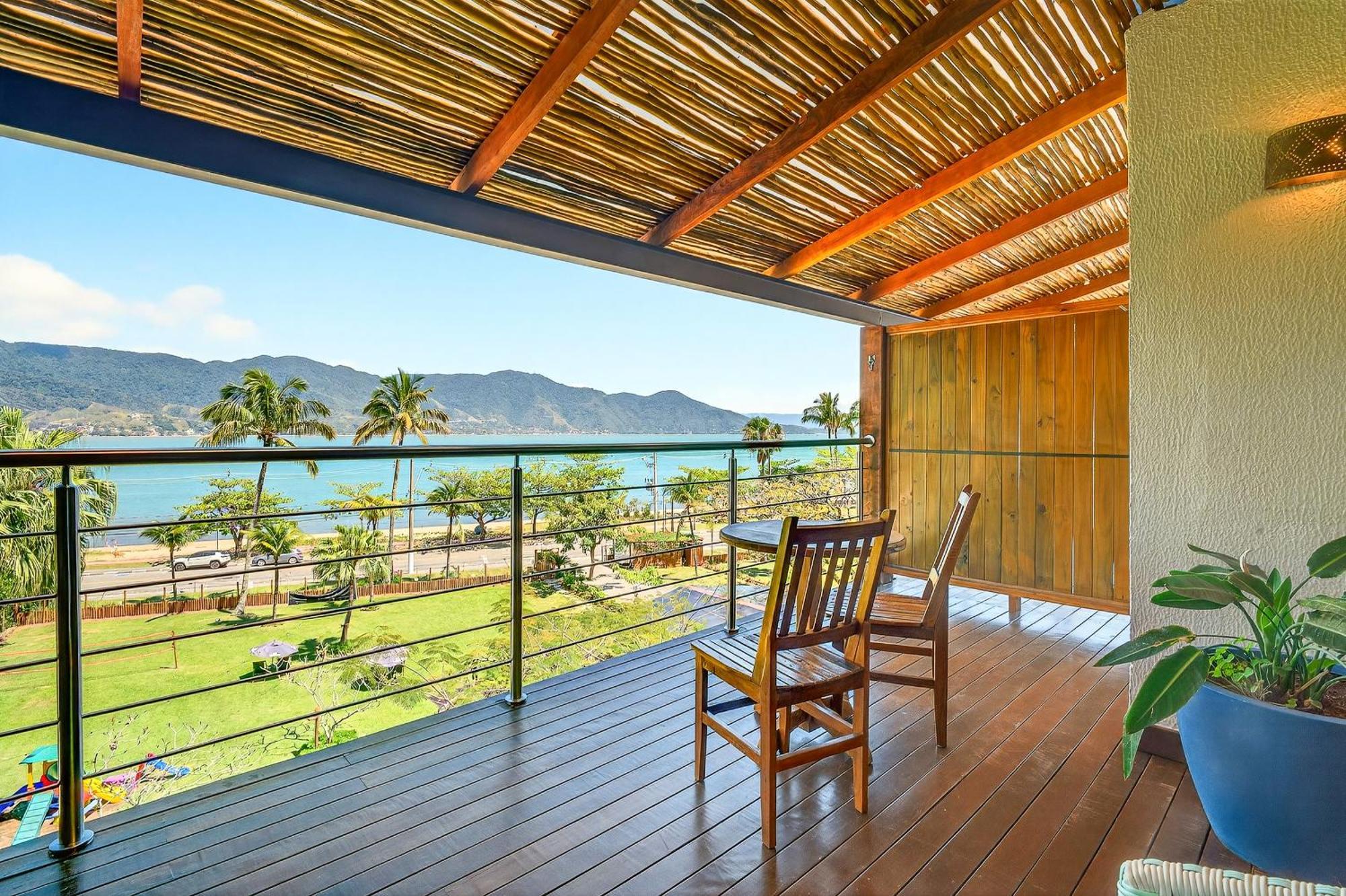 Quarto Superior com Cama de Casal ou 2 de Solteiro com Vista do Mar
