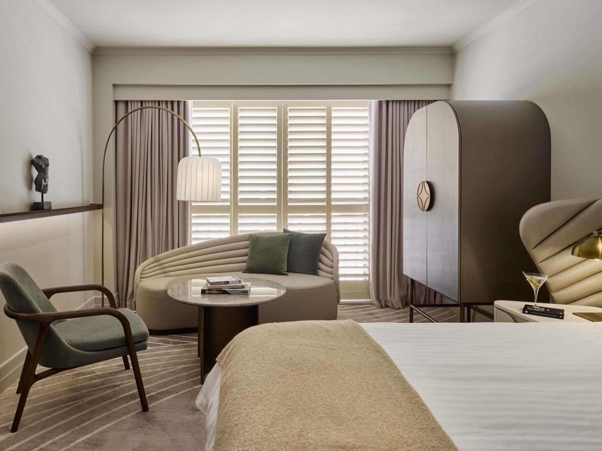 Classic Room 1 King Bed