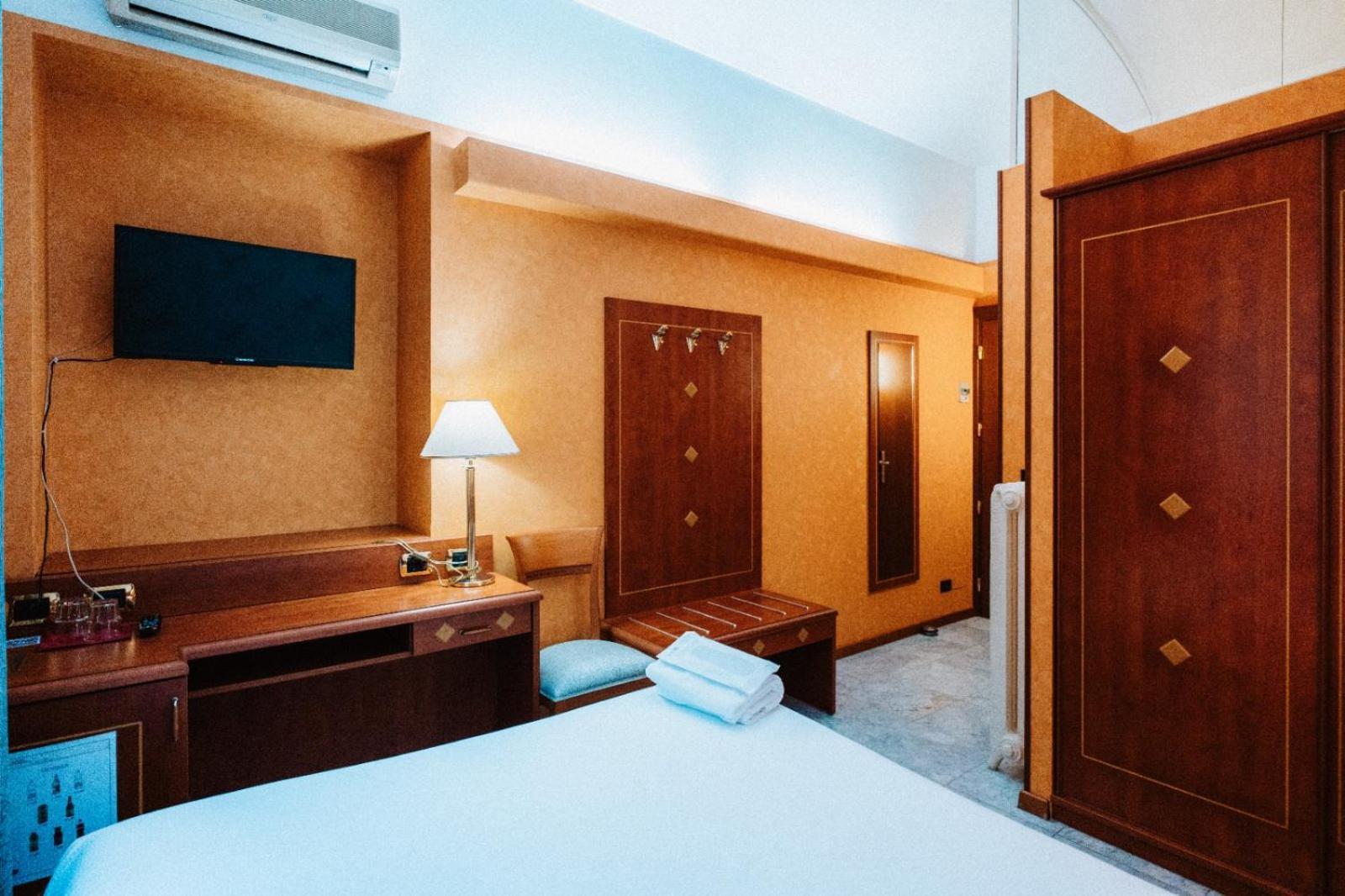 Standard Queen Room
