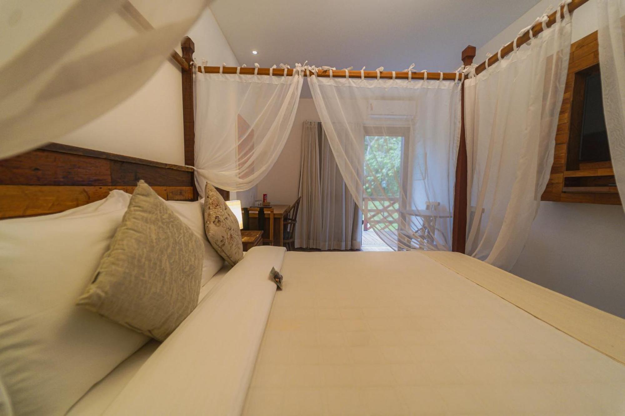 Quarto com Cama King-size e Vista da Piscina