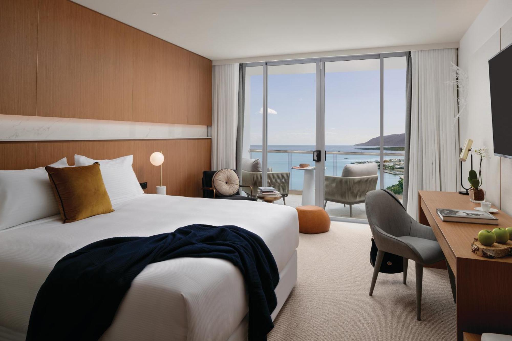 Zimmer mit Kingsize-Bett und Meerblick