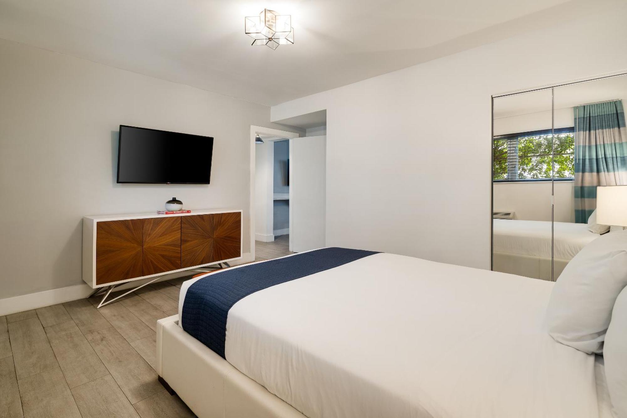 Deluxe One Bedroom Queen Suite