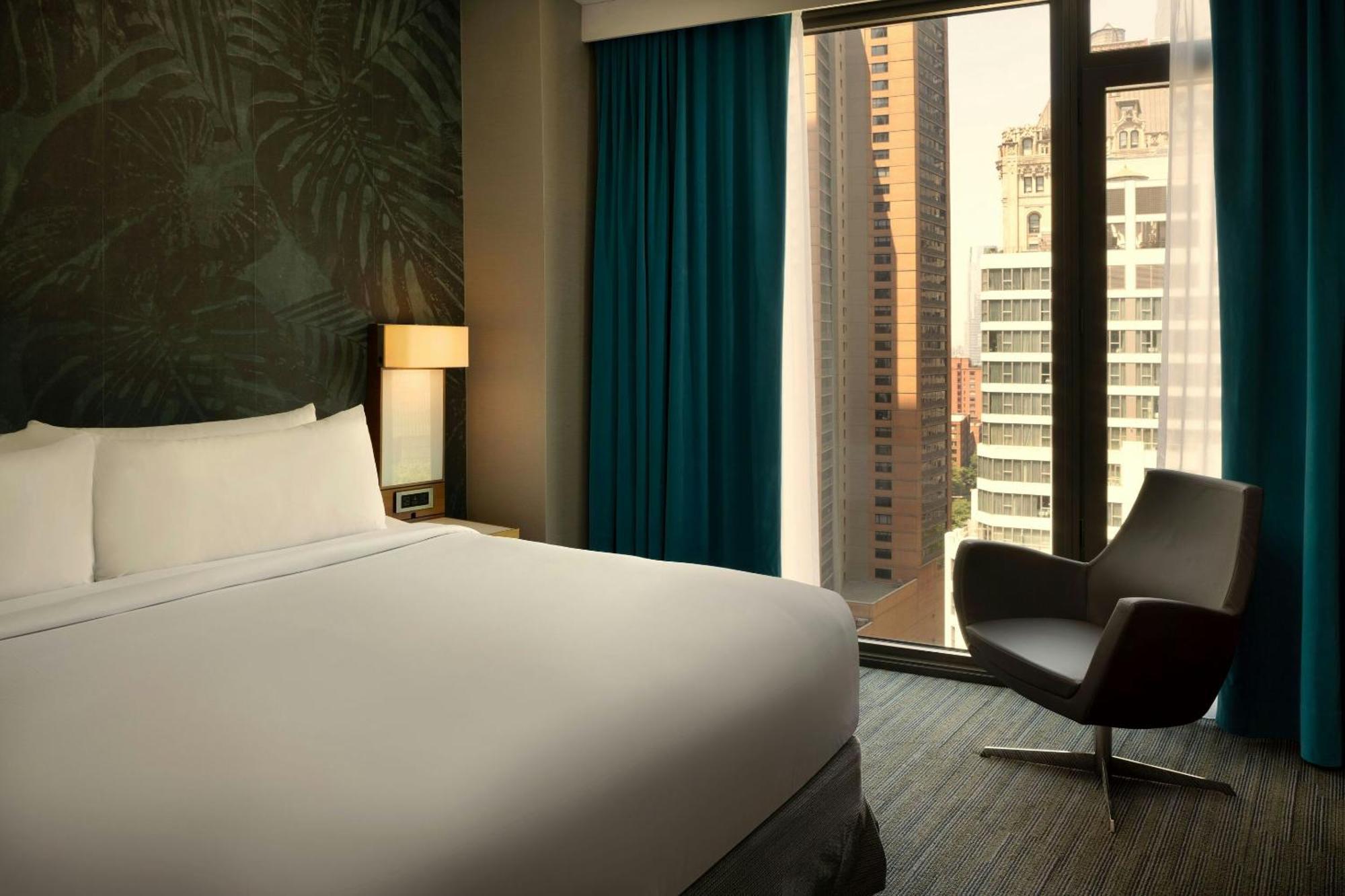 Superior King Room City River View