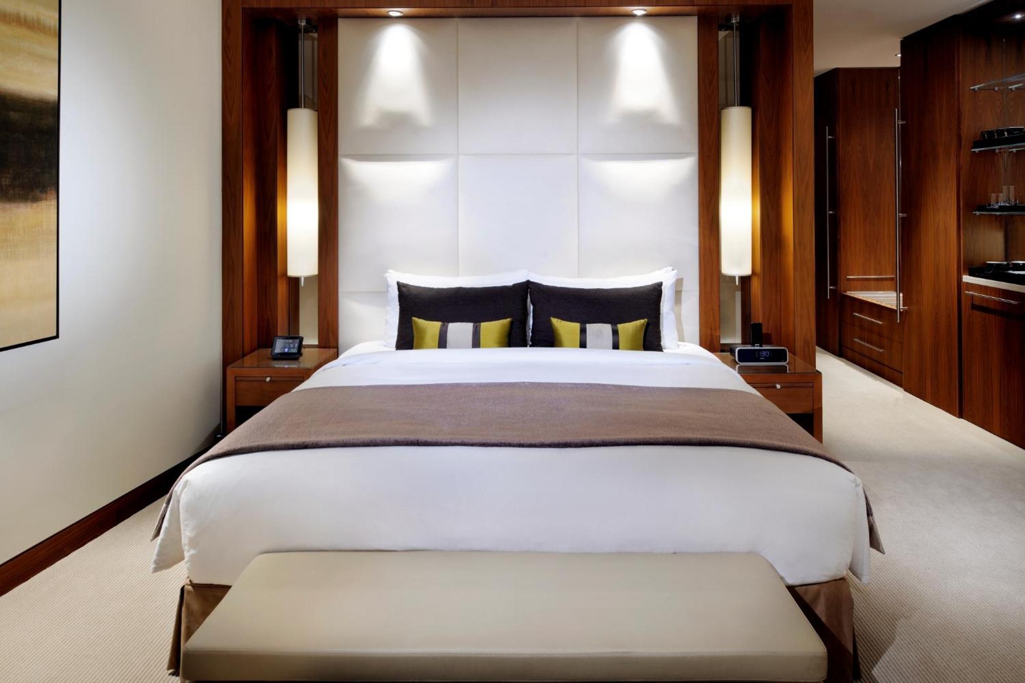 Deluxe King Suite Corner Room