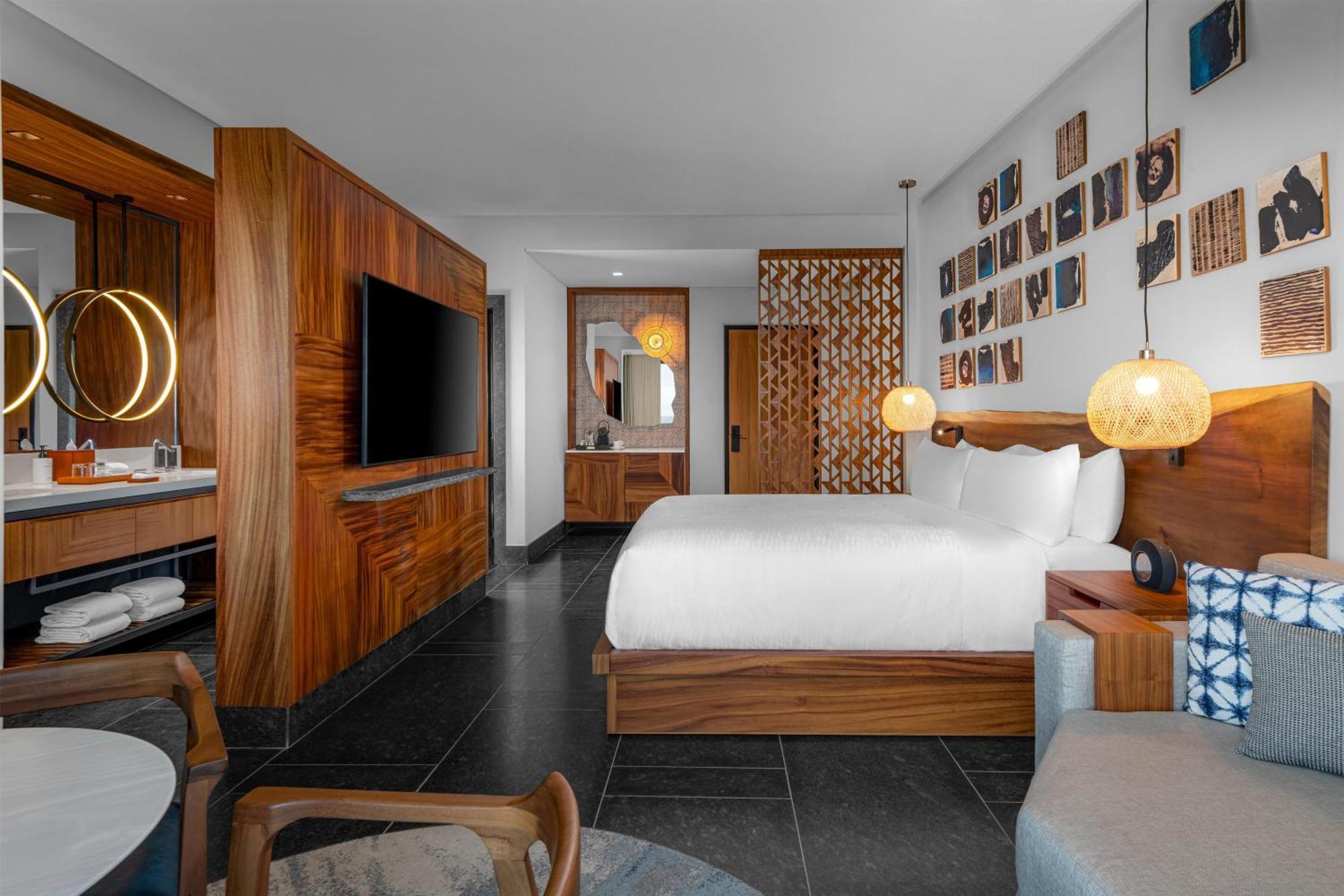 Quarto com Cama King-size e Banheiro Adaptado - Acessível para Hóspedes com Mobilidade Reduzida
