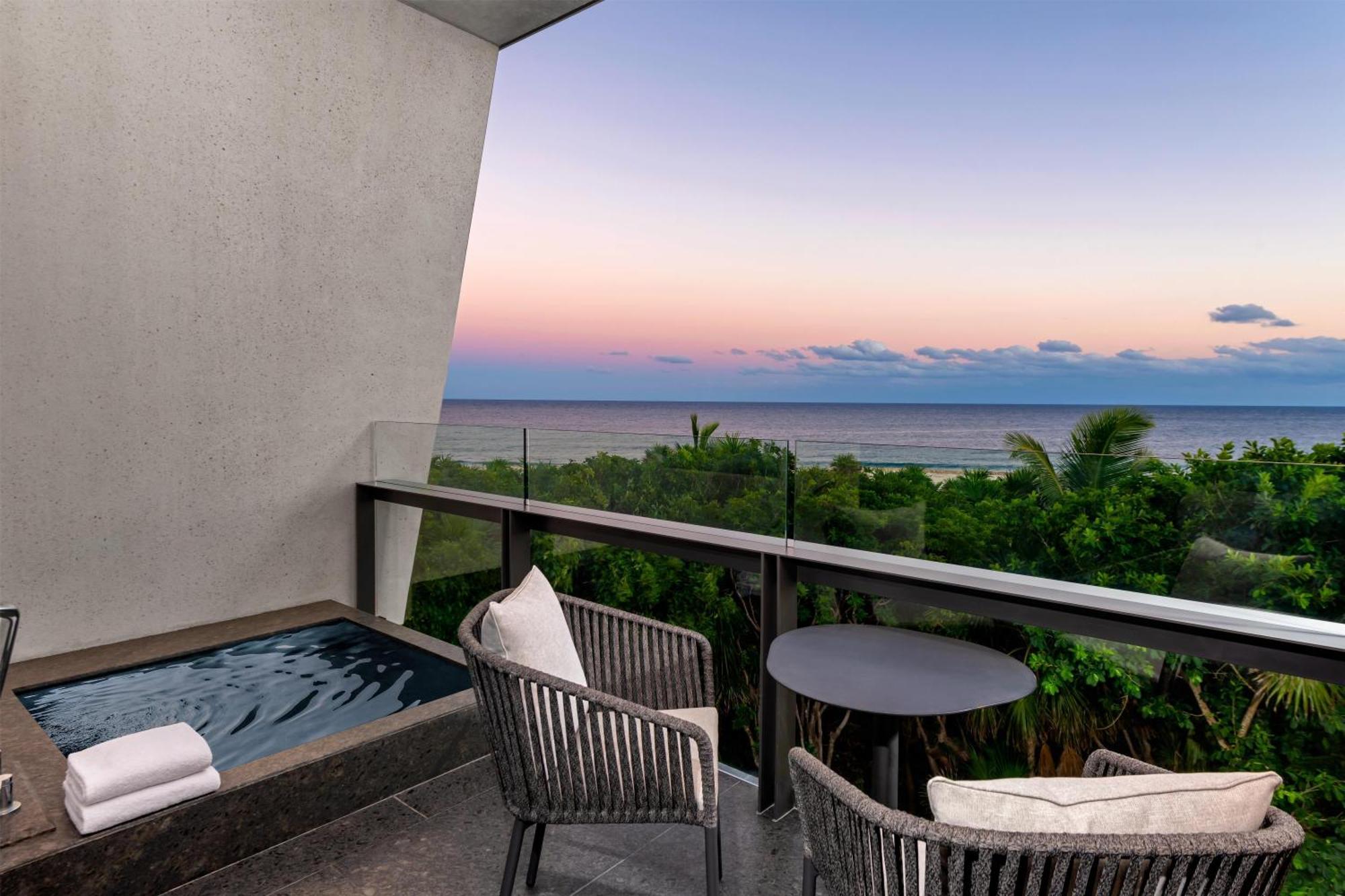Quarto Queen com 2 Camas Queen e Vista Parcial do Mar