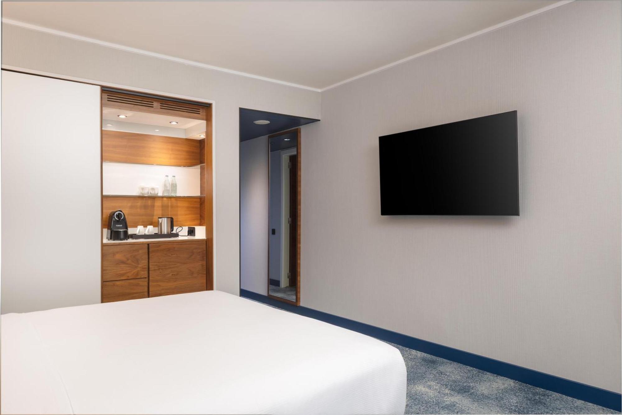 Executive Corner King Room Lounge Access