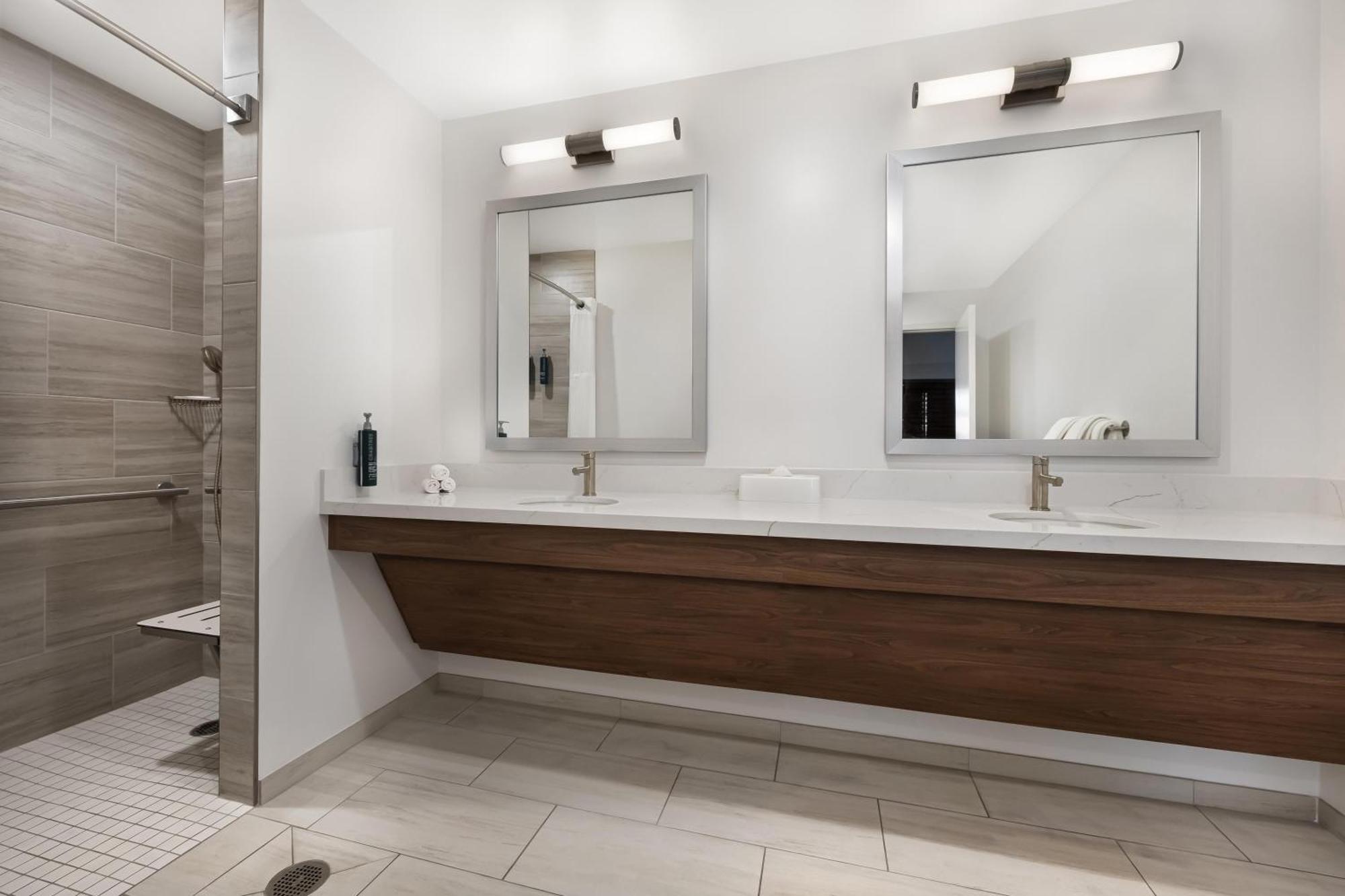 Deluxe Suite mit 2 Schlafzimmern mit Kingsize-Bett und rollstuhlgerechter Dusche