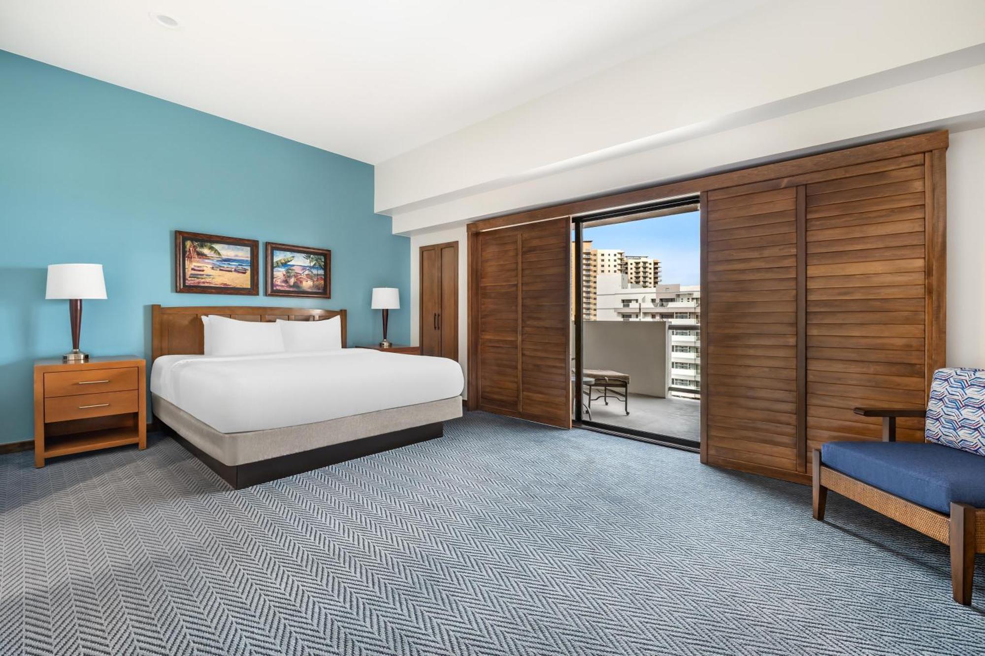 Deluxe Suite mit 2 Schlafzimmern mit Kingsize-Bett und Poolblick