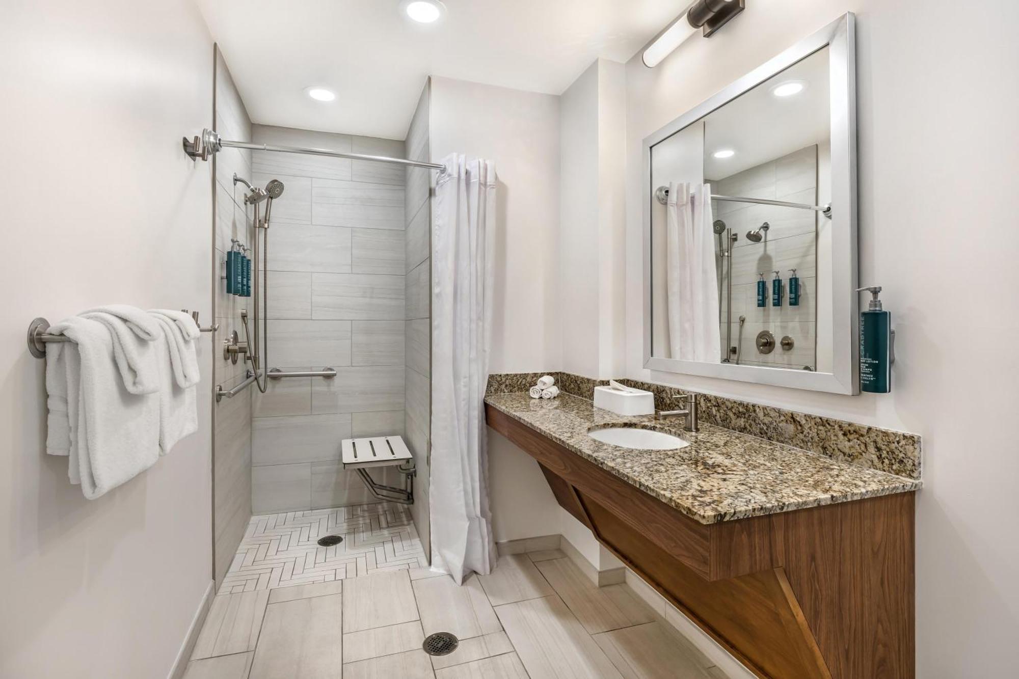 SUITE MIT ZWEI SCHLAFZIMMERN, EINEM KINGSIZE-BETT UND EINEM QUEENSIZE-BETT - MIT BARRIEREFREIER DUSCHE