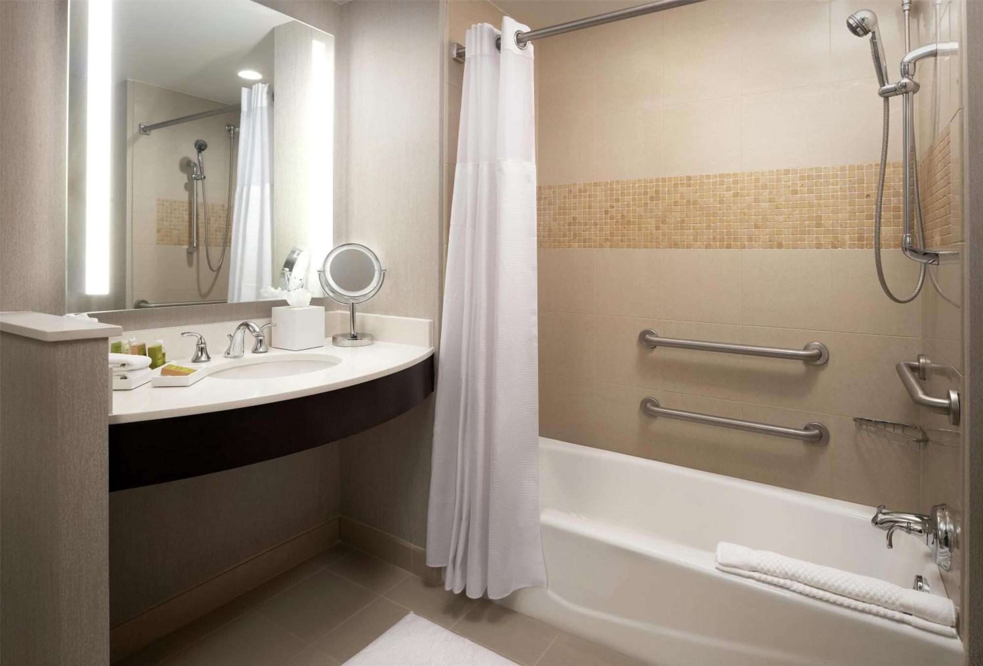 Queen Room Two Queen Beds Bath Tub Mobility Accessible