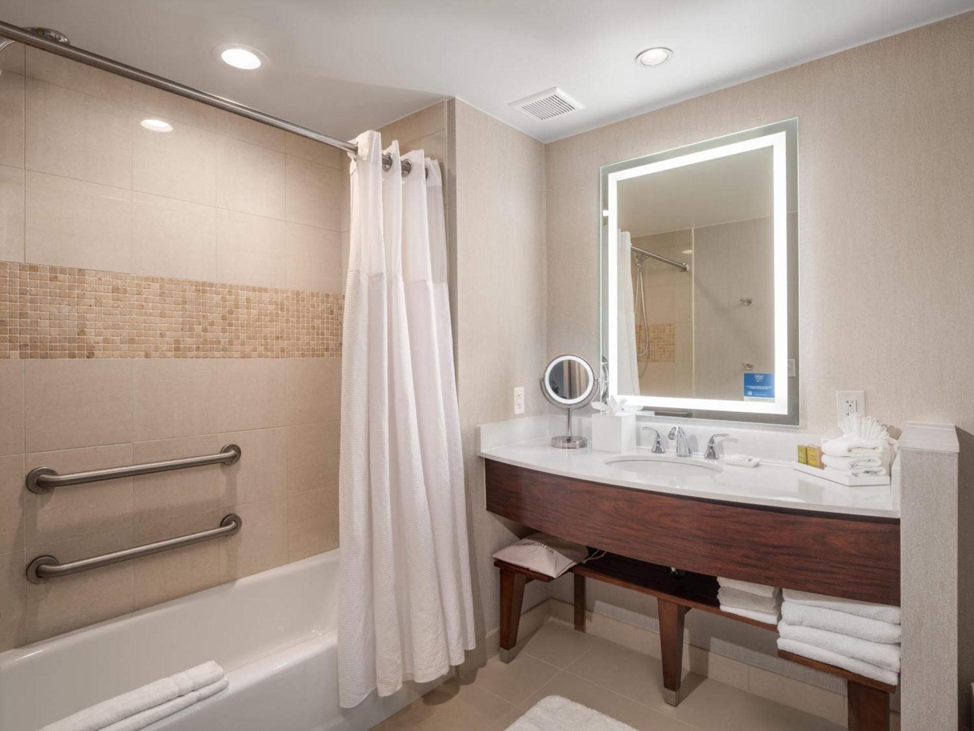 Queen Room Two Queen Beds Bath Tub Mobility Accessible