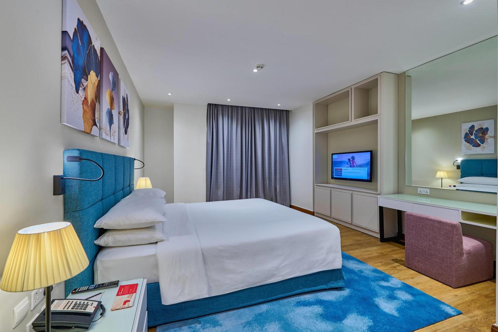 Suite 1 Chambre Lit King-Size avec Balcon - Vue Partielle sur Mer