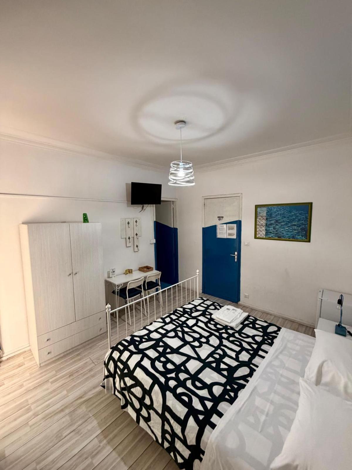 Deluxe Double Room Shower