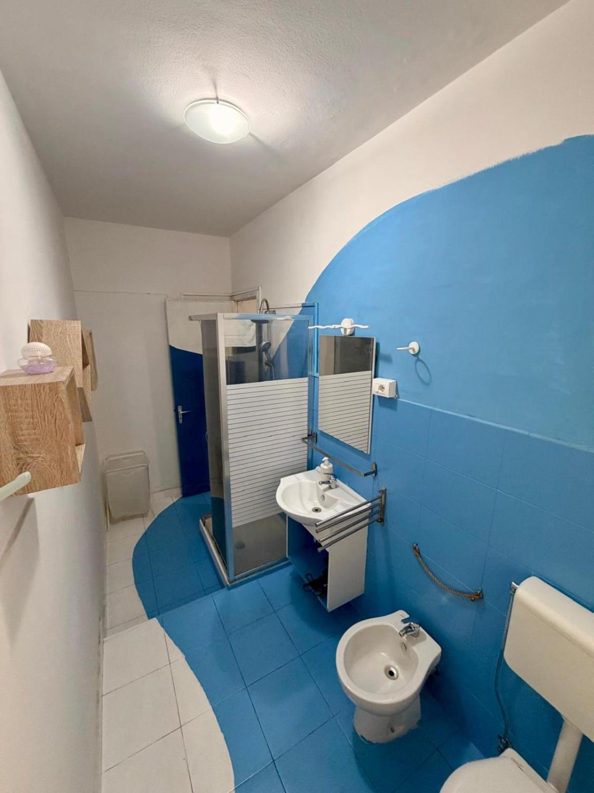 Deluxe Double Room Shower