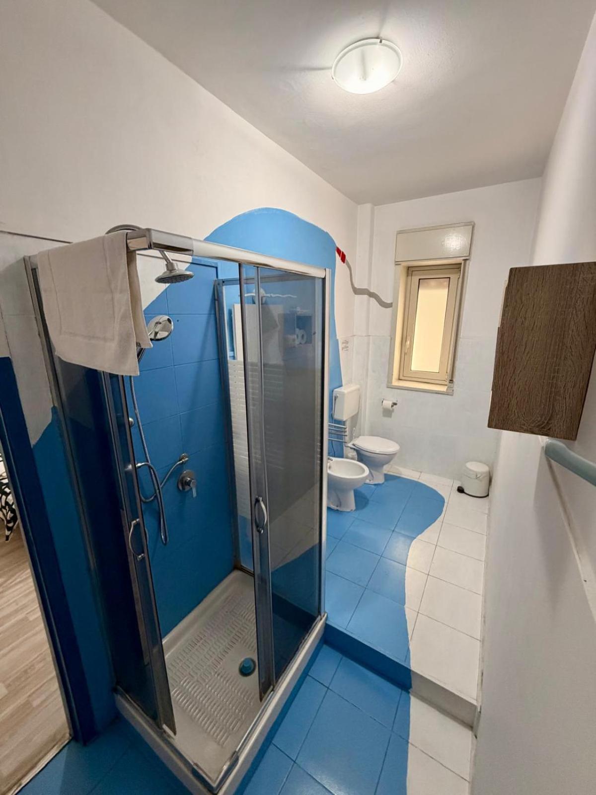 Deluxe Double Room Shower