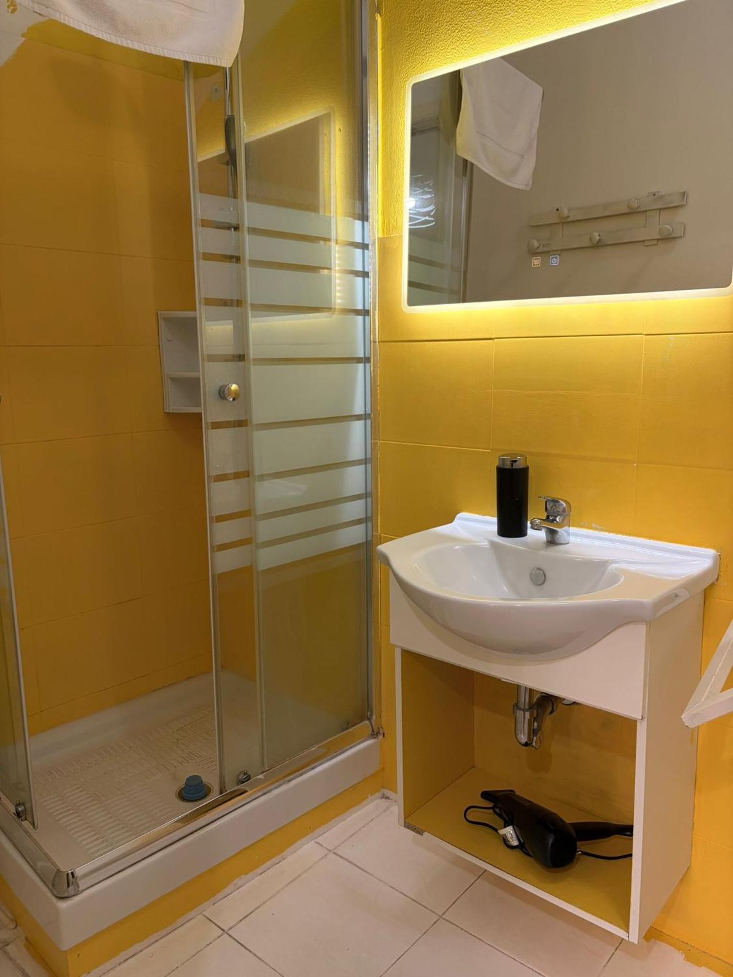 Comfort Triple Room Shower