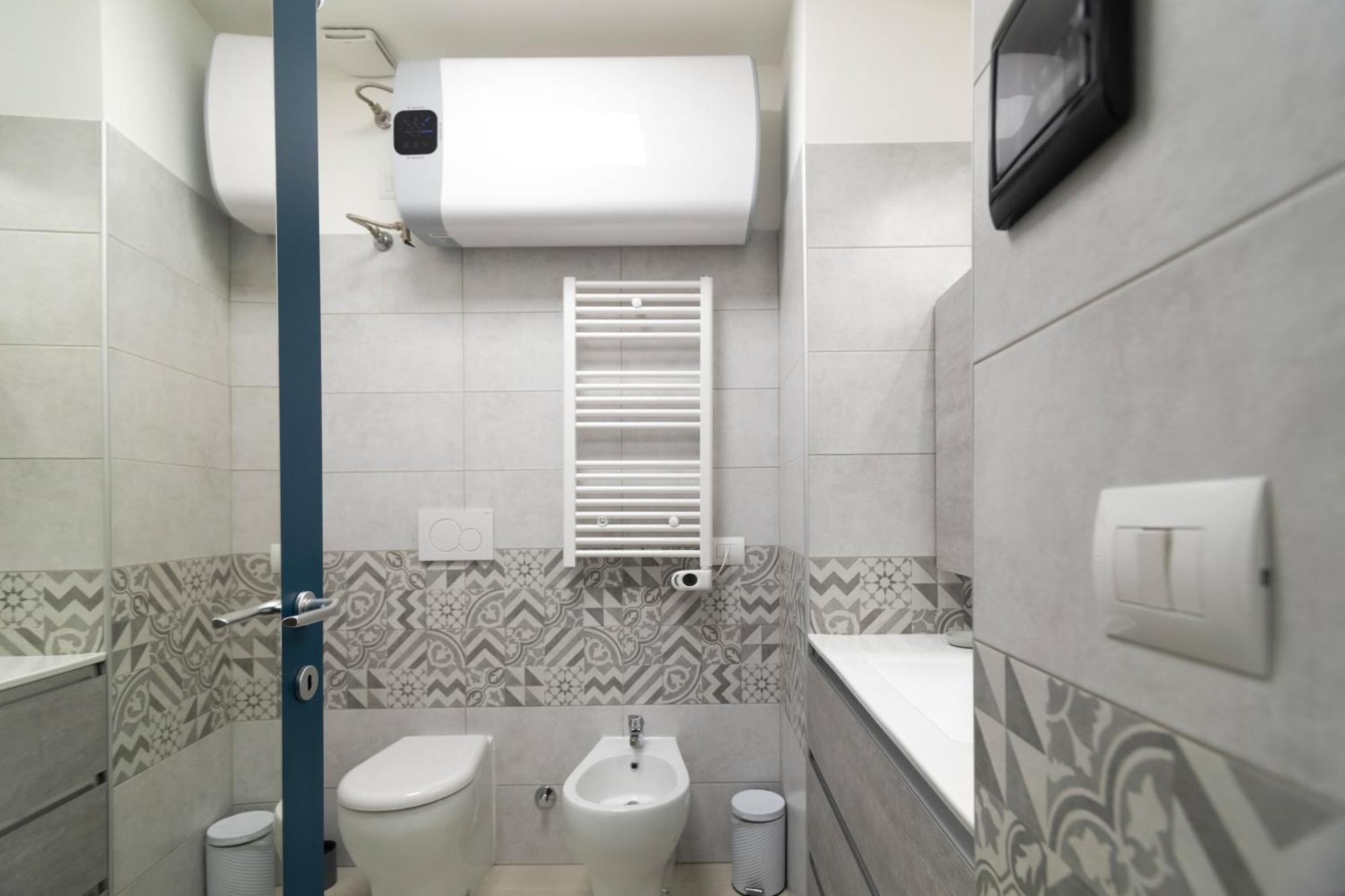 Triple Room Private External Bathroom the Hallway
