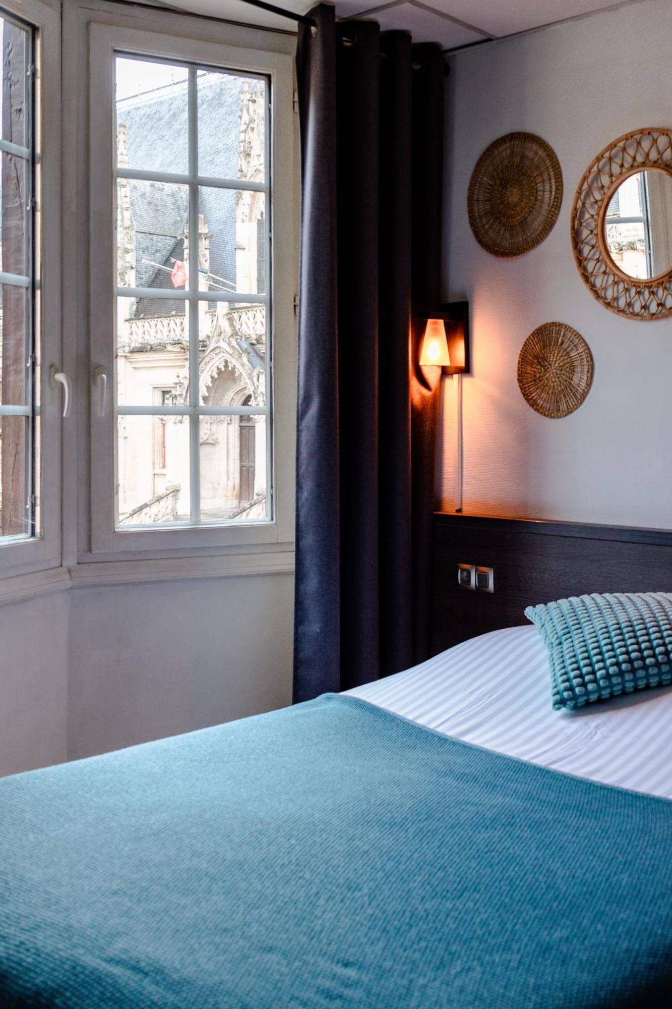 Dreibettzimmer mit Aussicht auf das Gerichtsgebäude