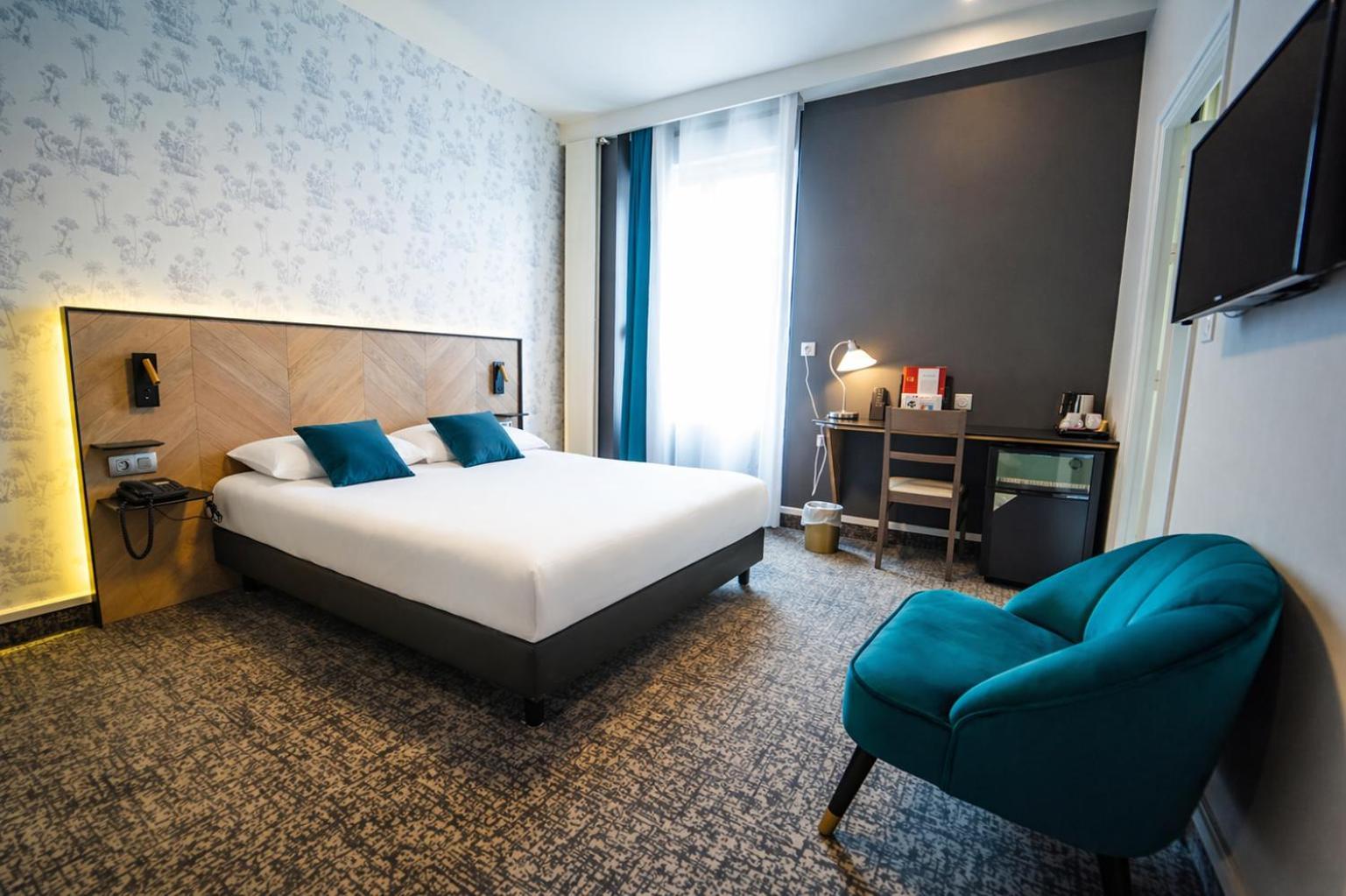 Superior Double or Twin Room Bath