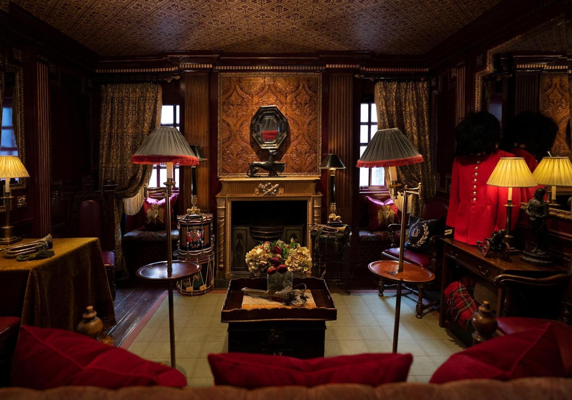 Deluxe Suite Guardroom