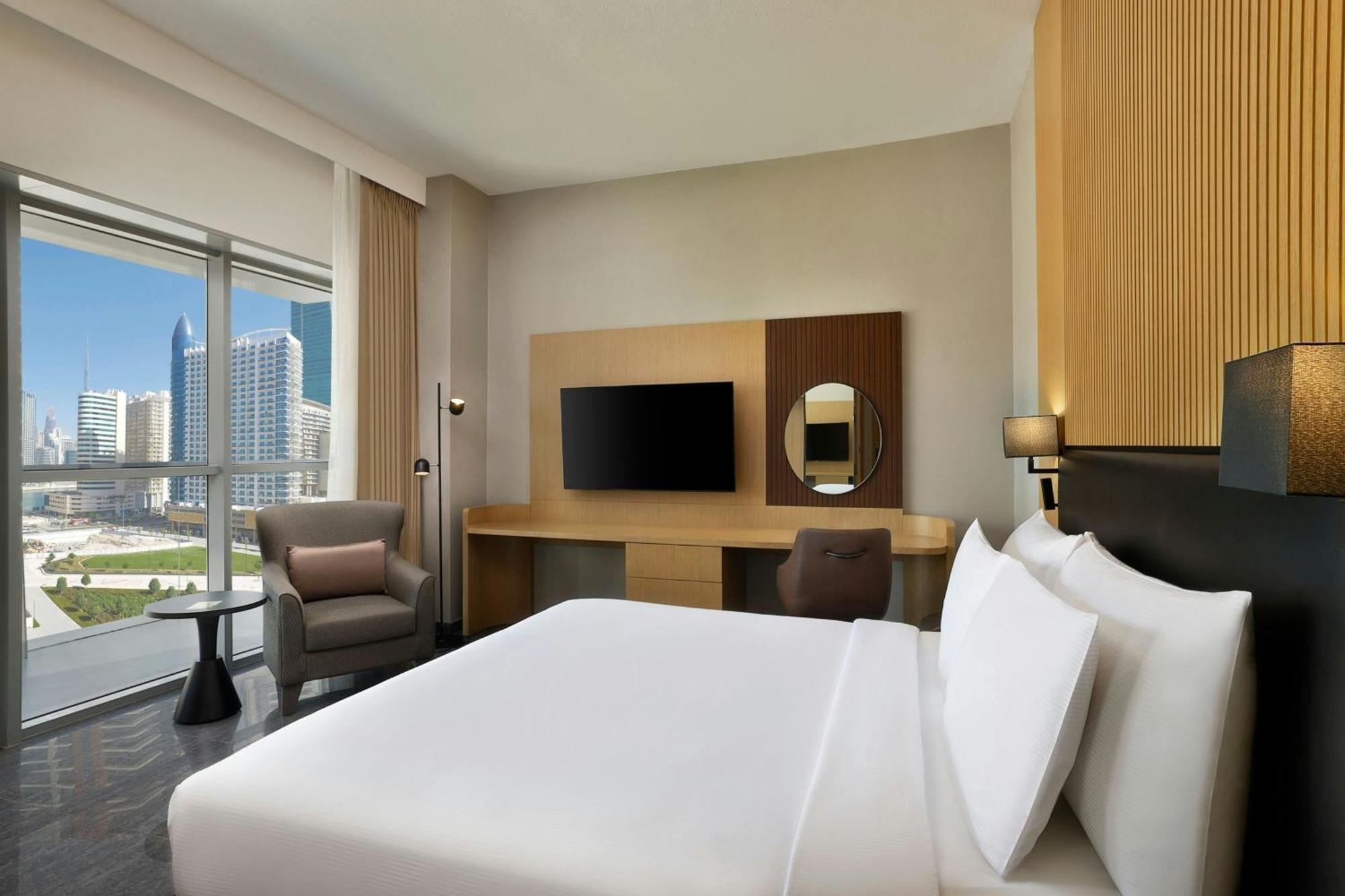 Premier Zimmer mit Kingsize-Bett, Poolblick und Zugang zur Soluna