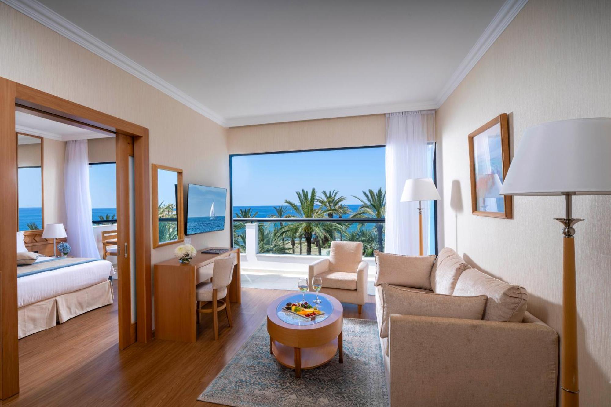 Deluxe Superior One Bedroom Suite Front Sea View