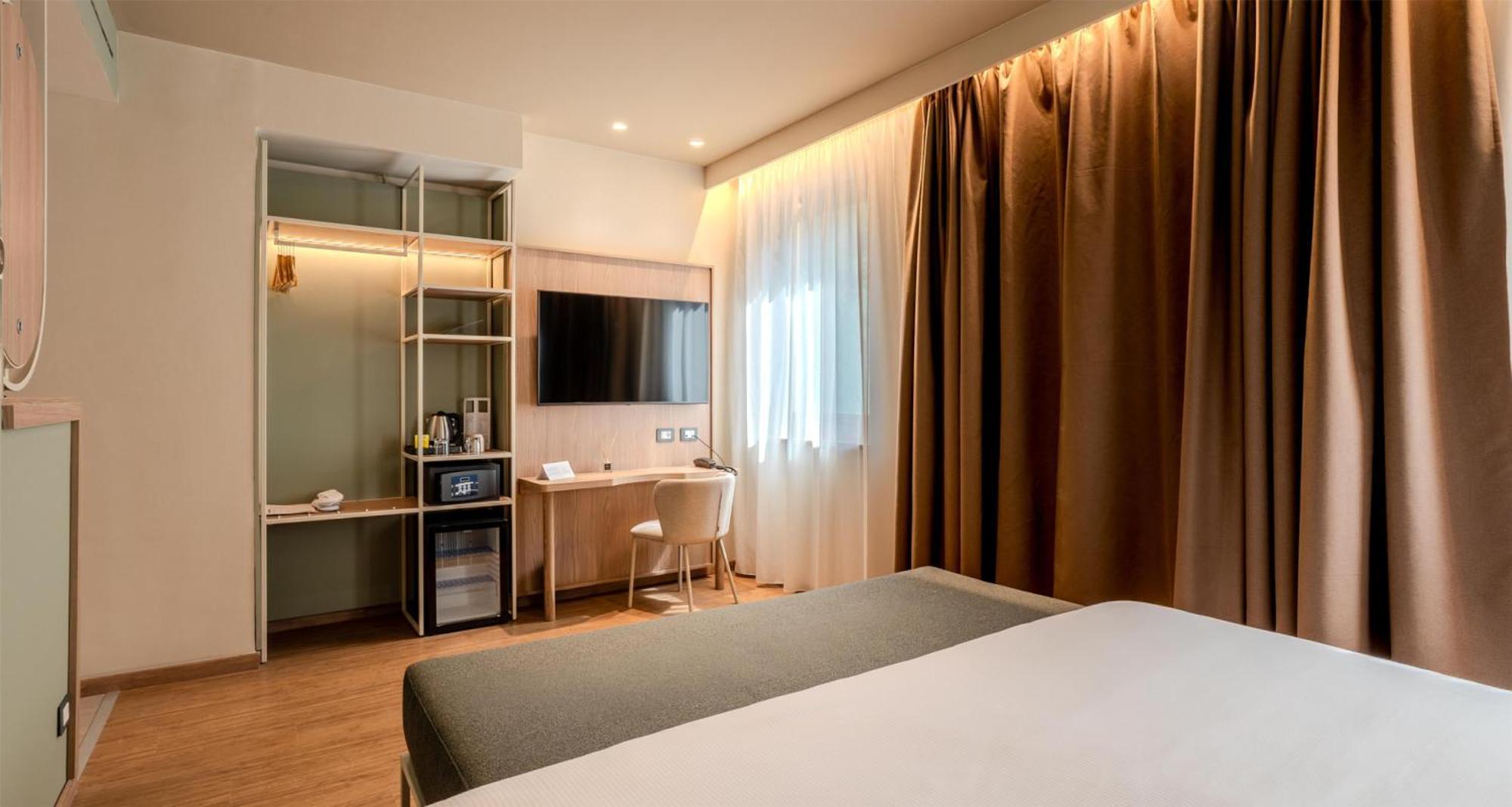 Deluxe Queen Room Single Bed