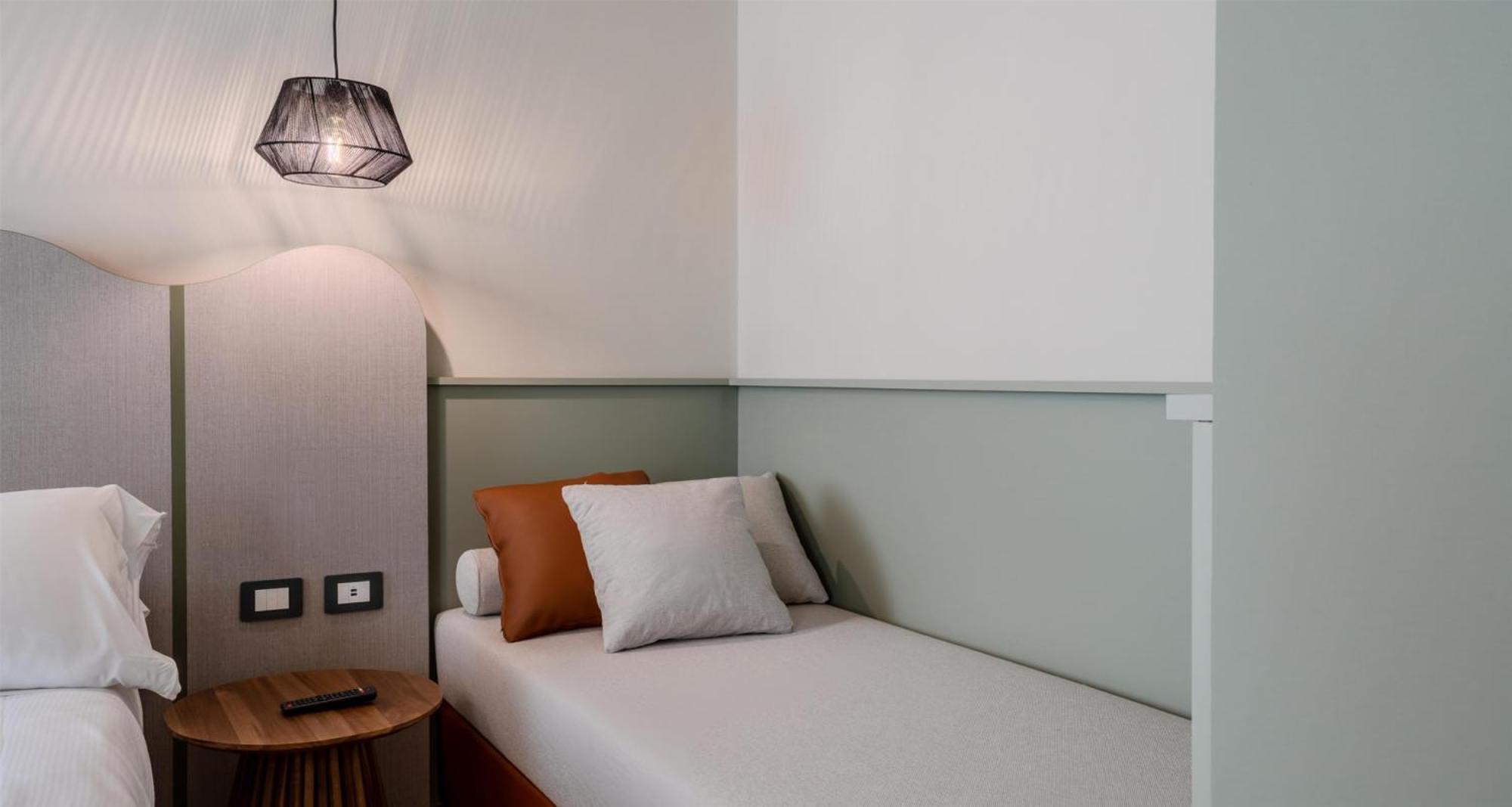 Deluxe Queen Room Single Bed