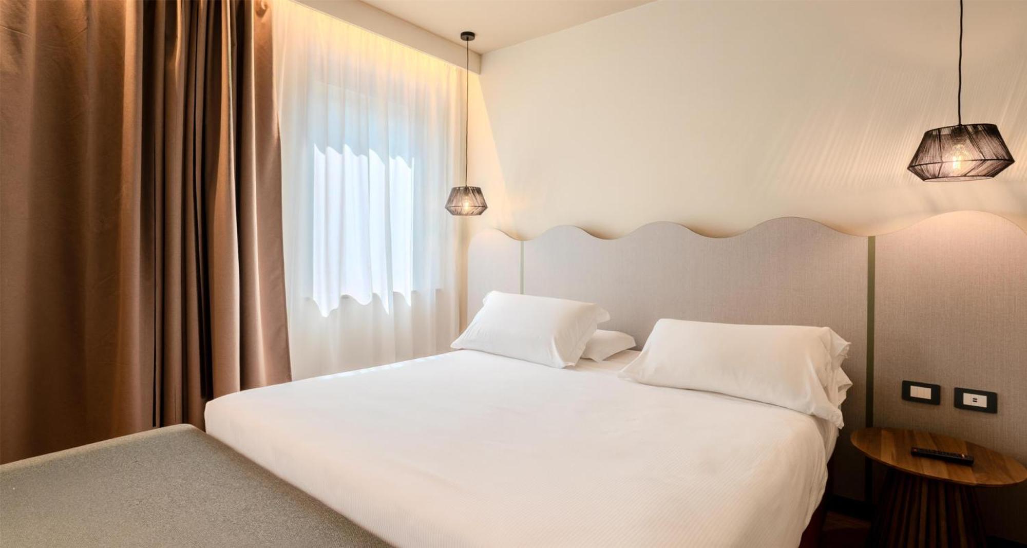 Deluxe Queen Room Single Bed