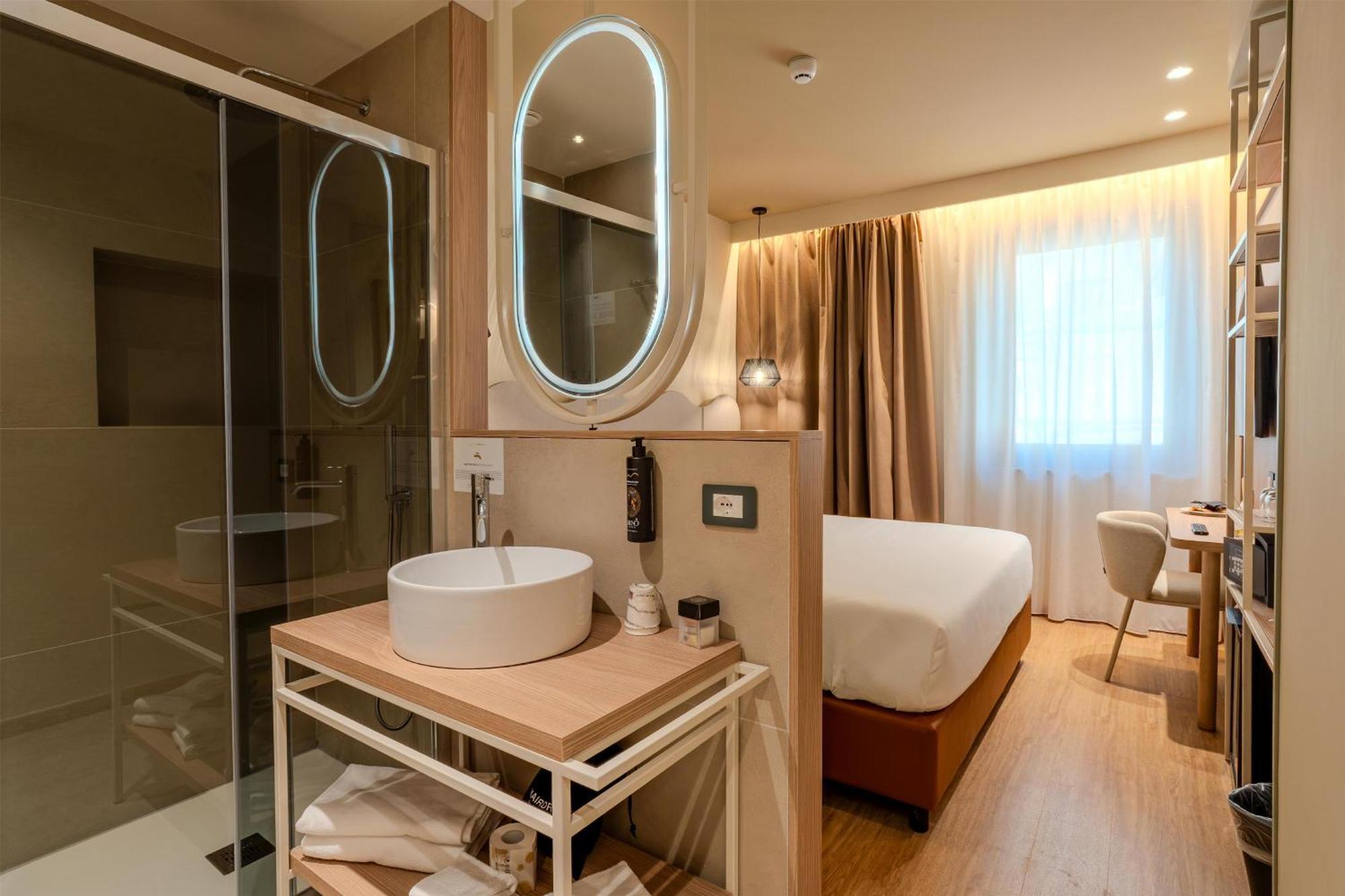 Standard Queen Room