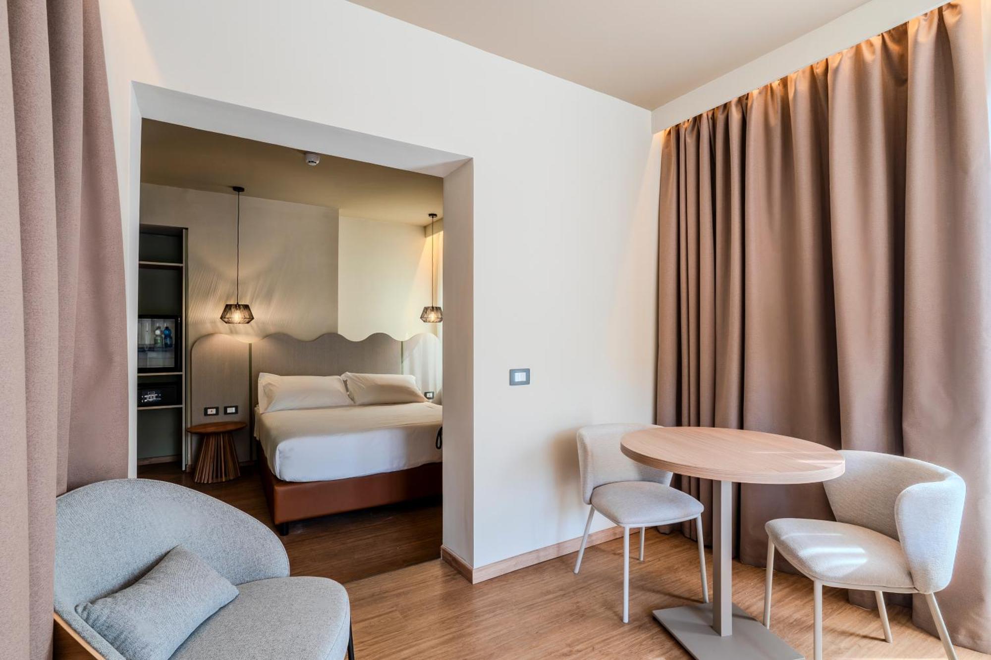 Deluxe Room One Queen Two Single Beds Non-Smoking