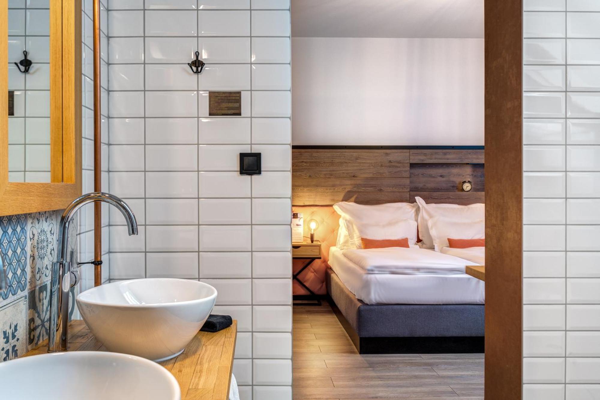 Deluxe Double Room Bathtub
