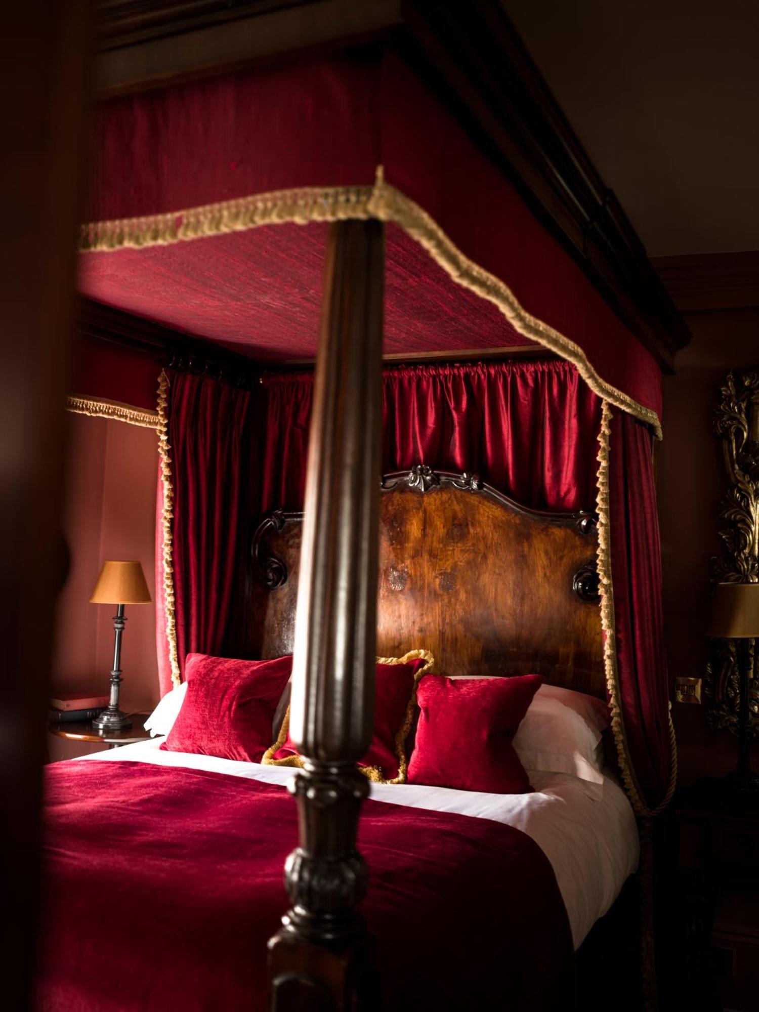 Superior Four Poster