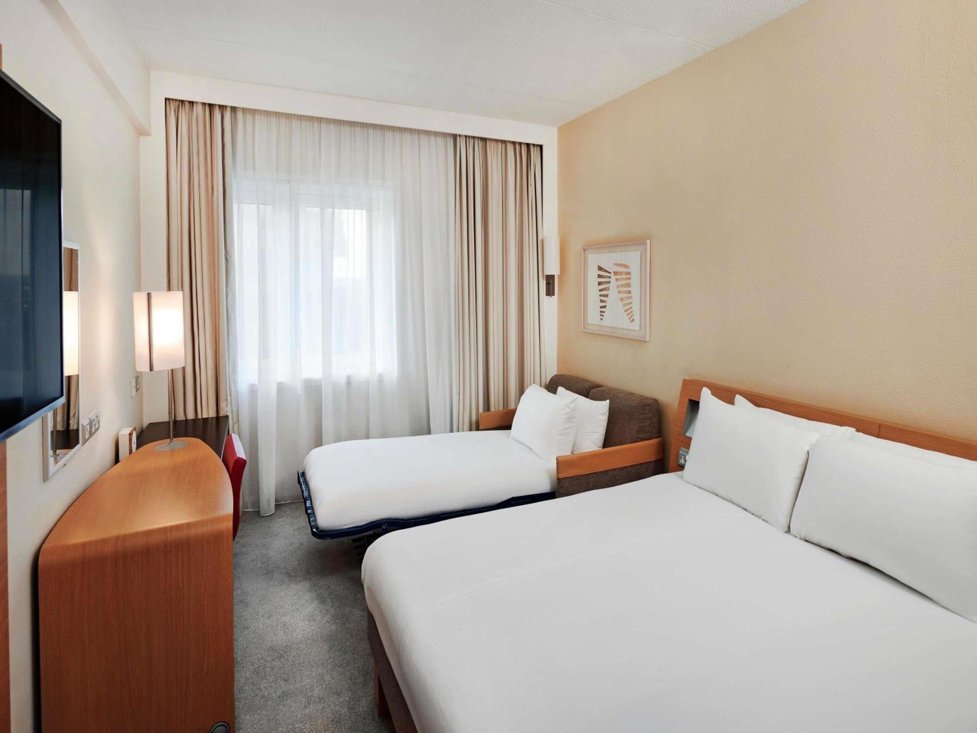 Quarto Superior com 1 Cama Queen-size e 1 de Solteiro