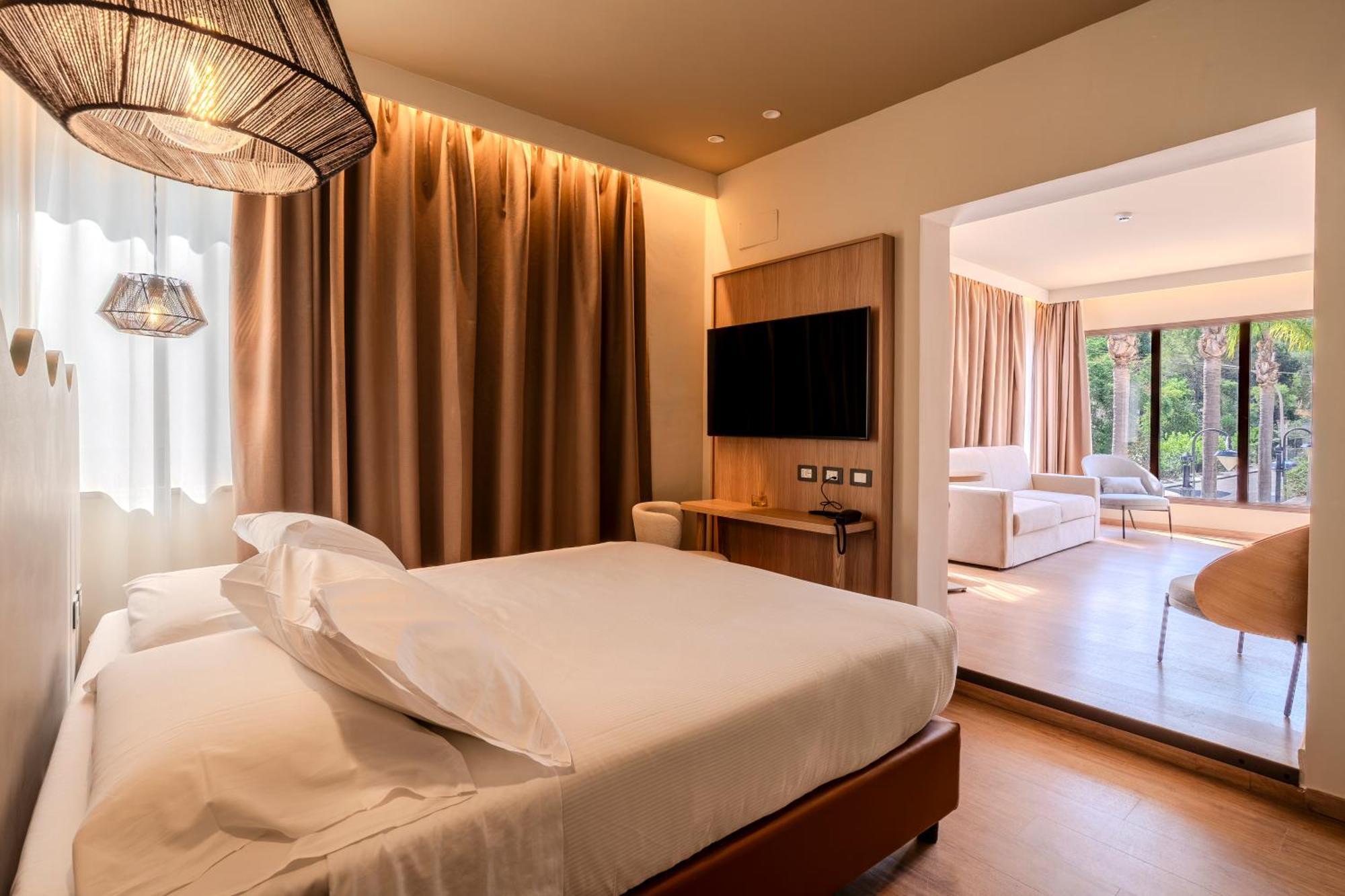 Deluxe Room One Queen Two Single Beds Non-Smoking