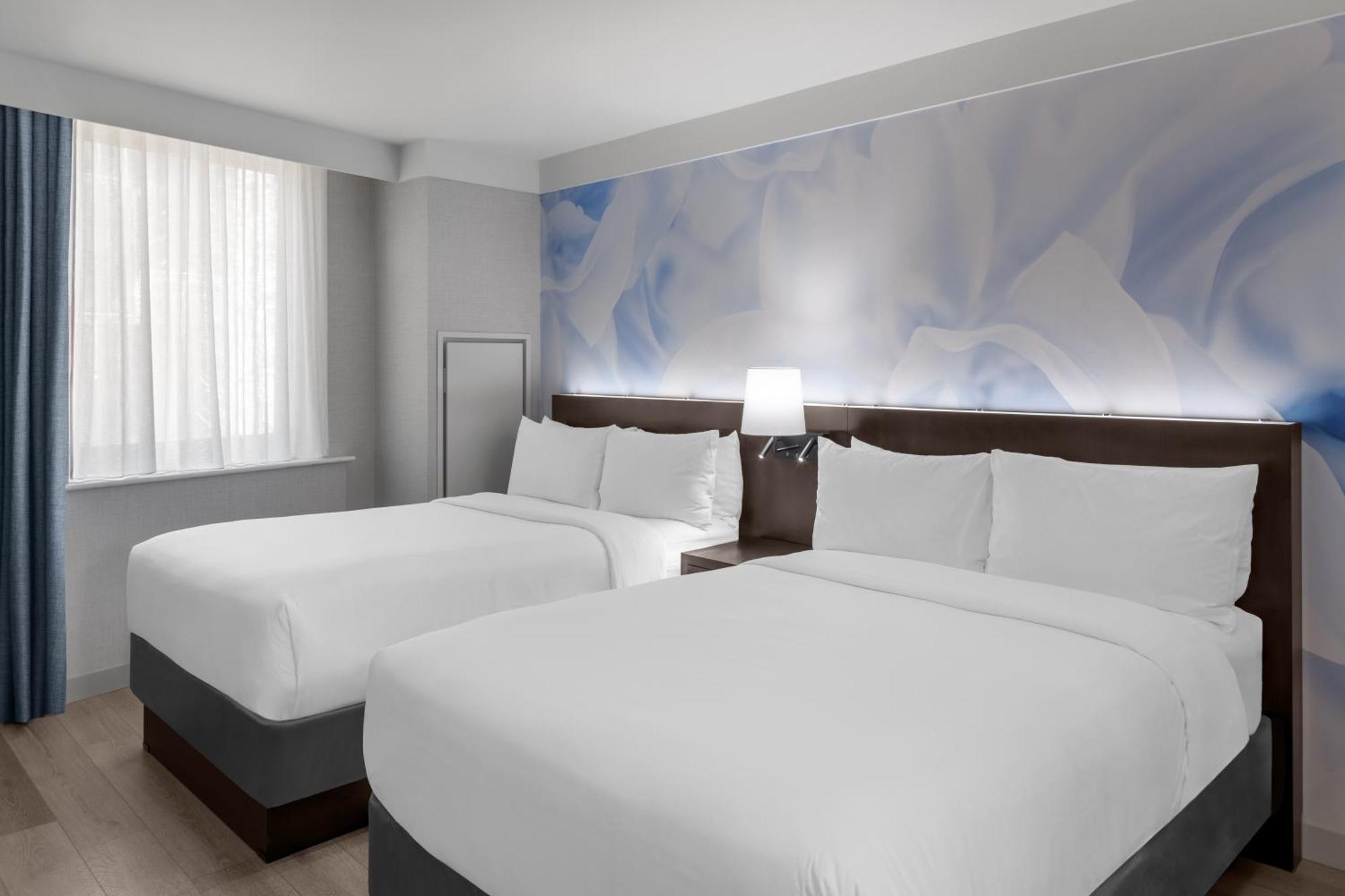 Doppelzimmer mit 2 Doppelbetten und Badewanne - Barrierefreie Mobilität