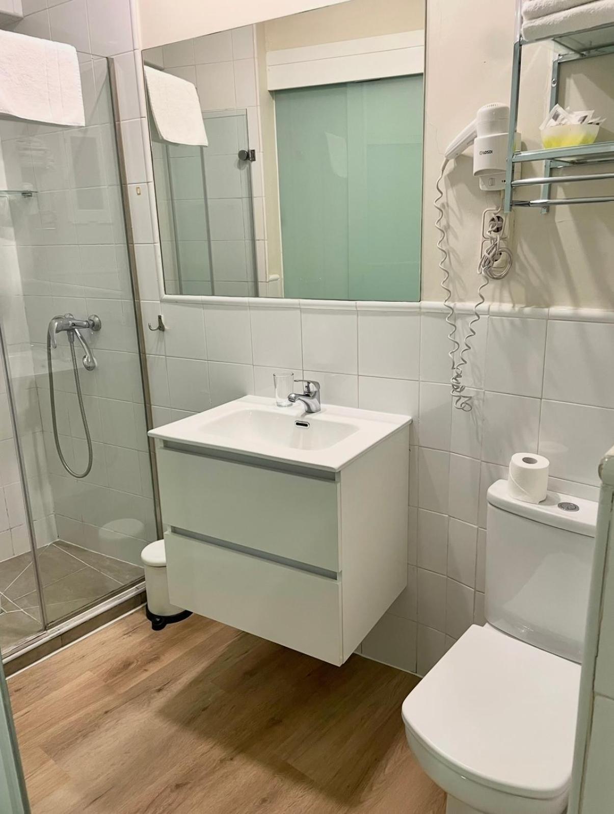 Twin Room Private Bathroom