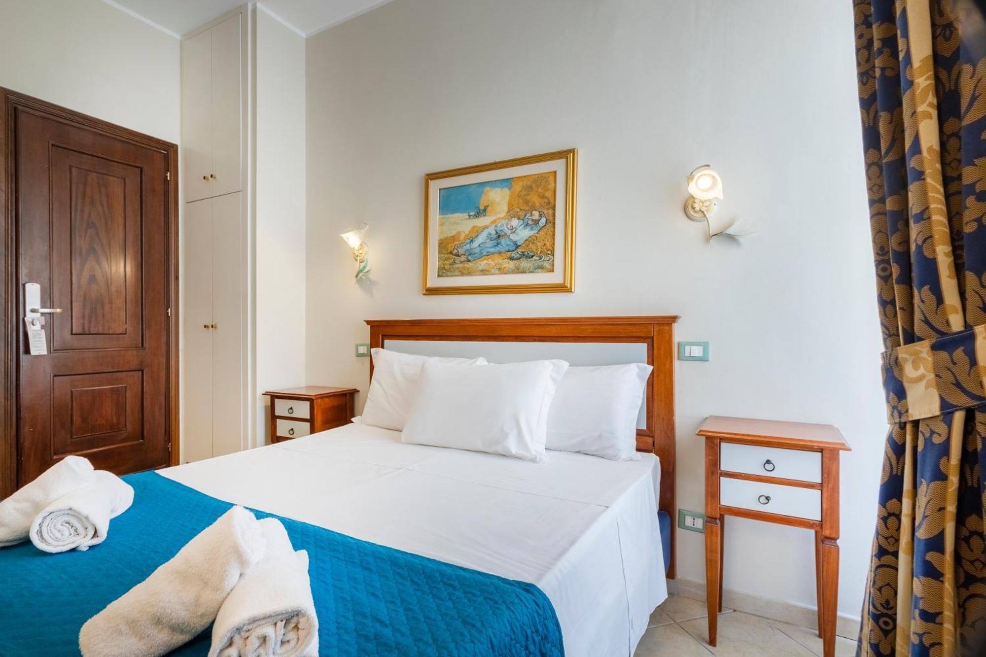 Quarto com Cama de Casal ou 2 de Solteiro - Prédio Separado