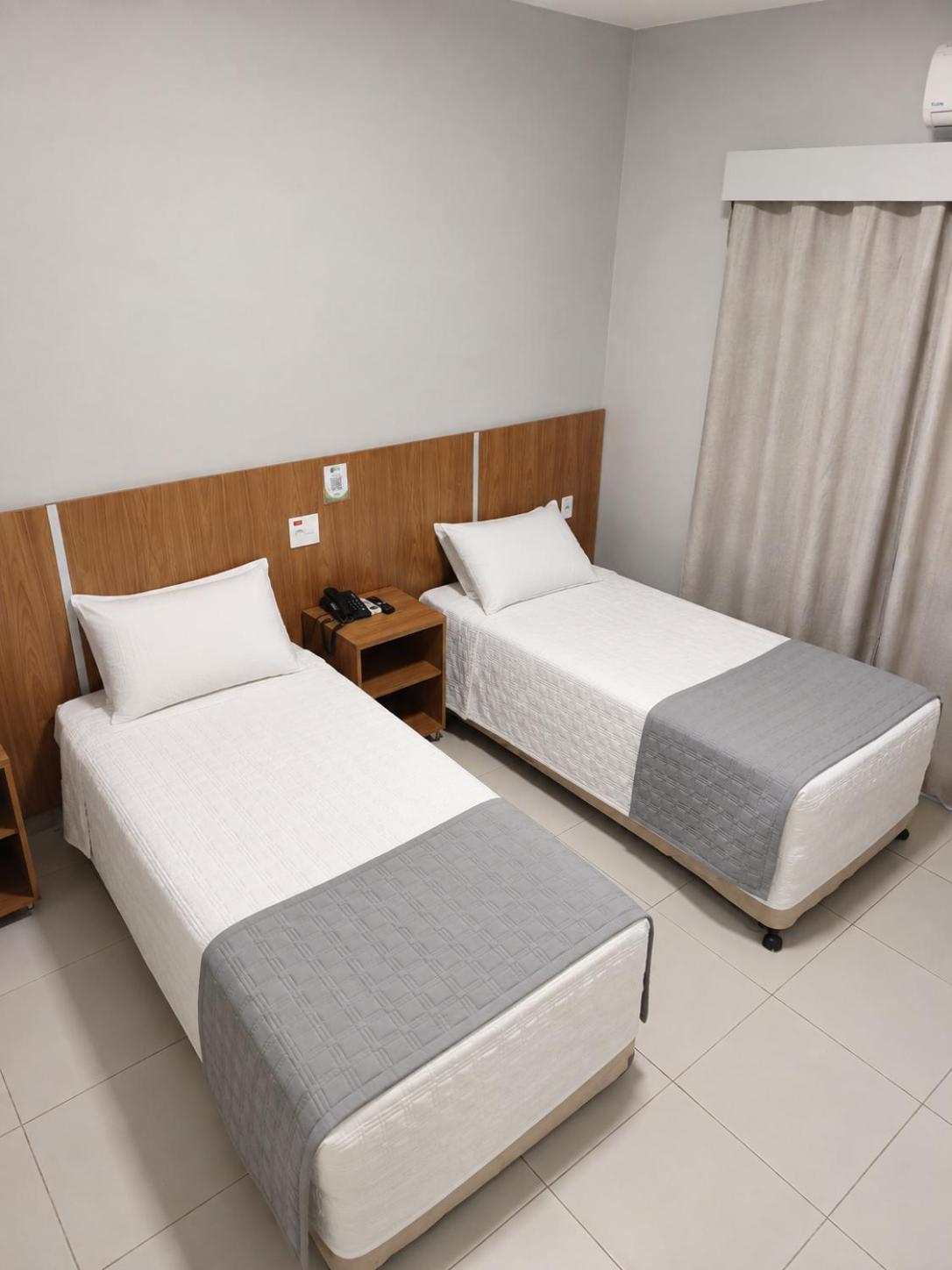 Quarto com 2 Camas de Solteiro