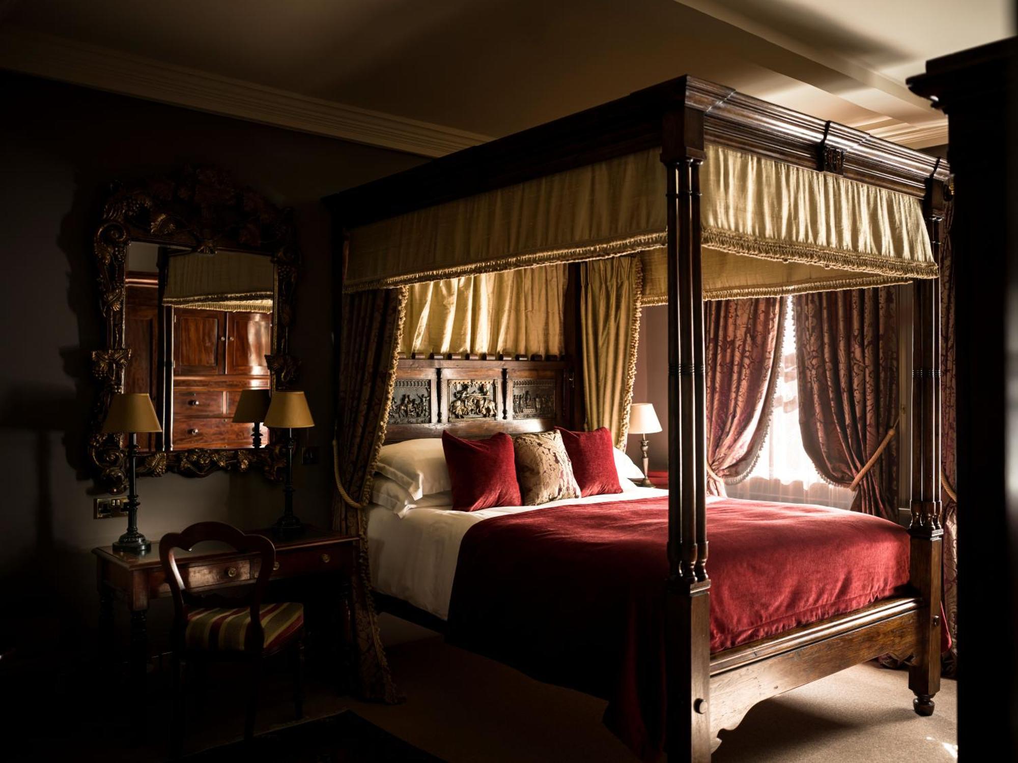 Superior Four Poster