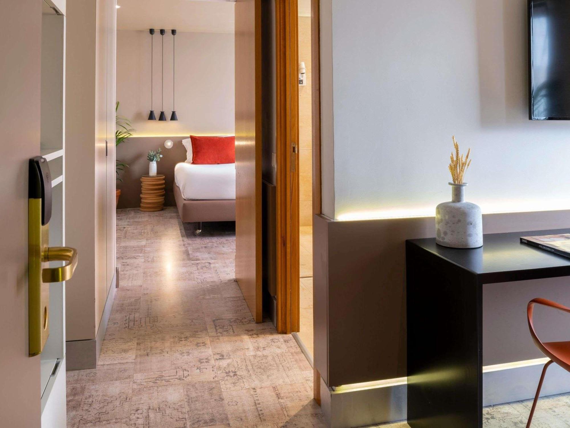 Quarto Triplo com 2 Camas de Solteiro e Sofá-cama