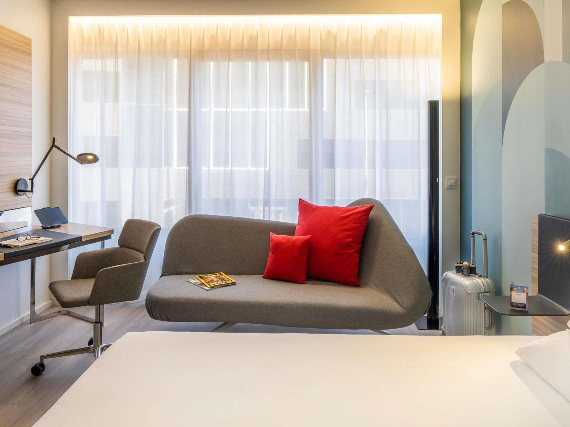 Superior Queen Room Plaza Building