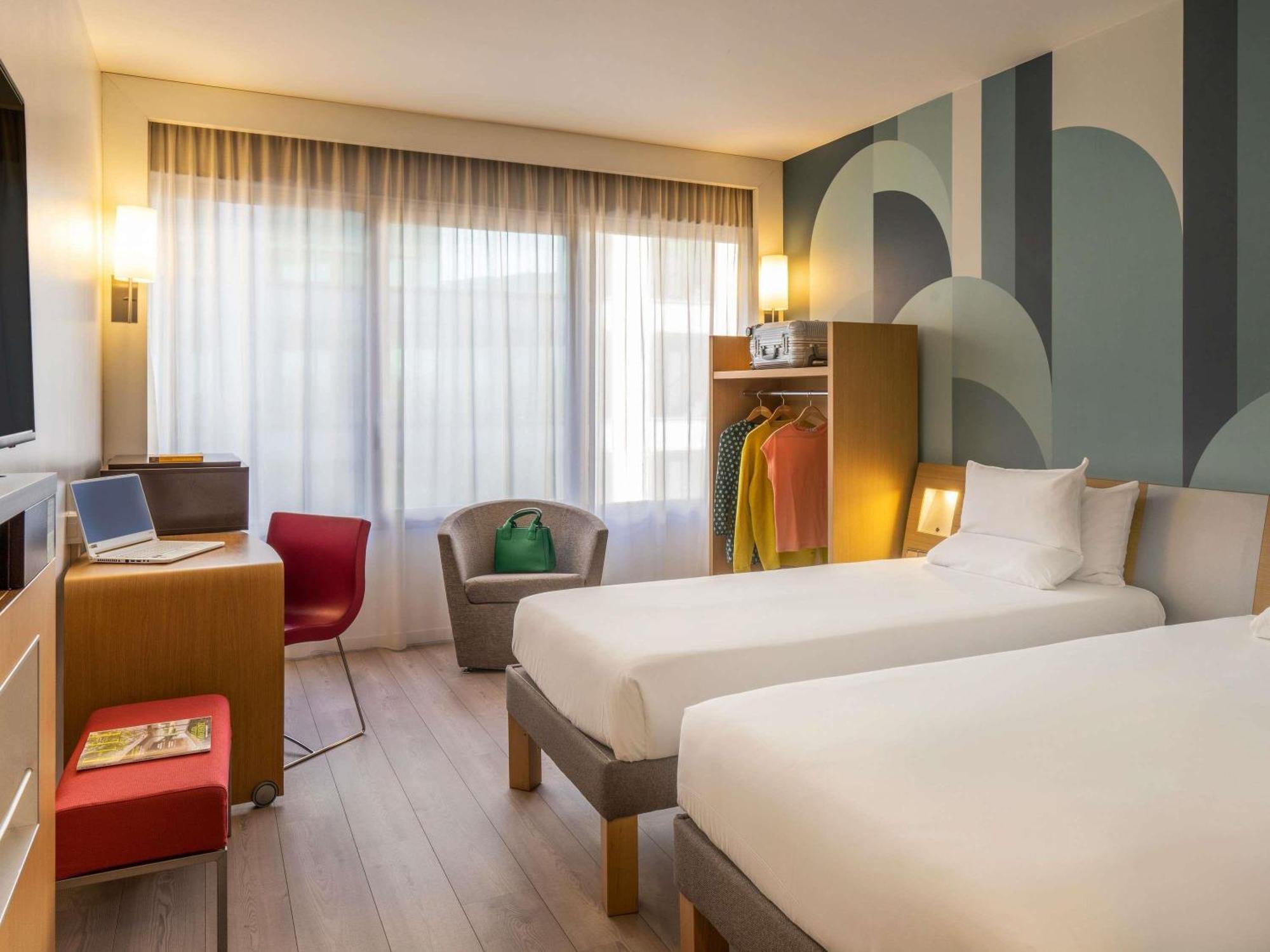 Standard Twin Room Plaza Building