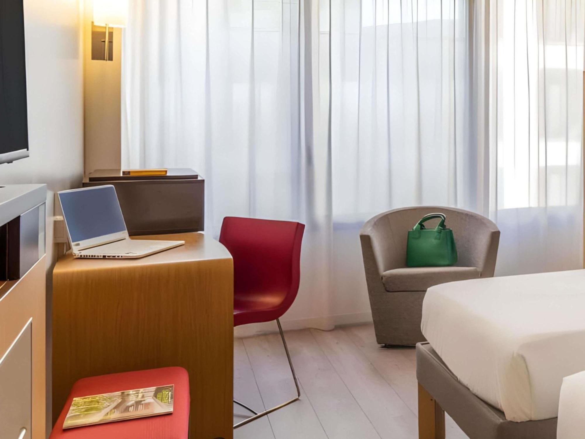 Standard Twin Room Plaza Building