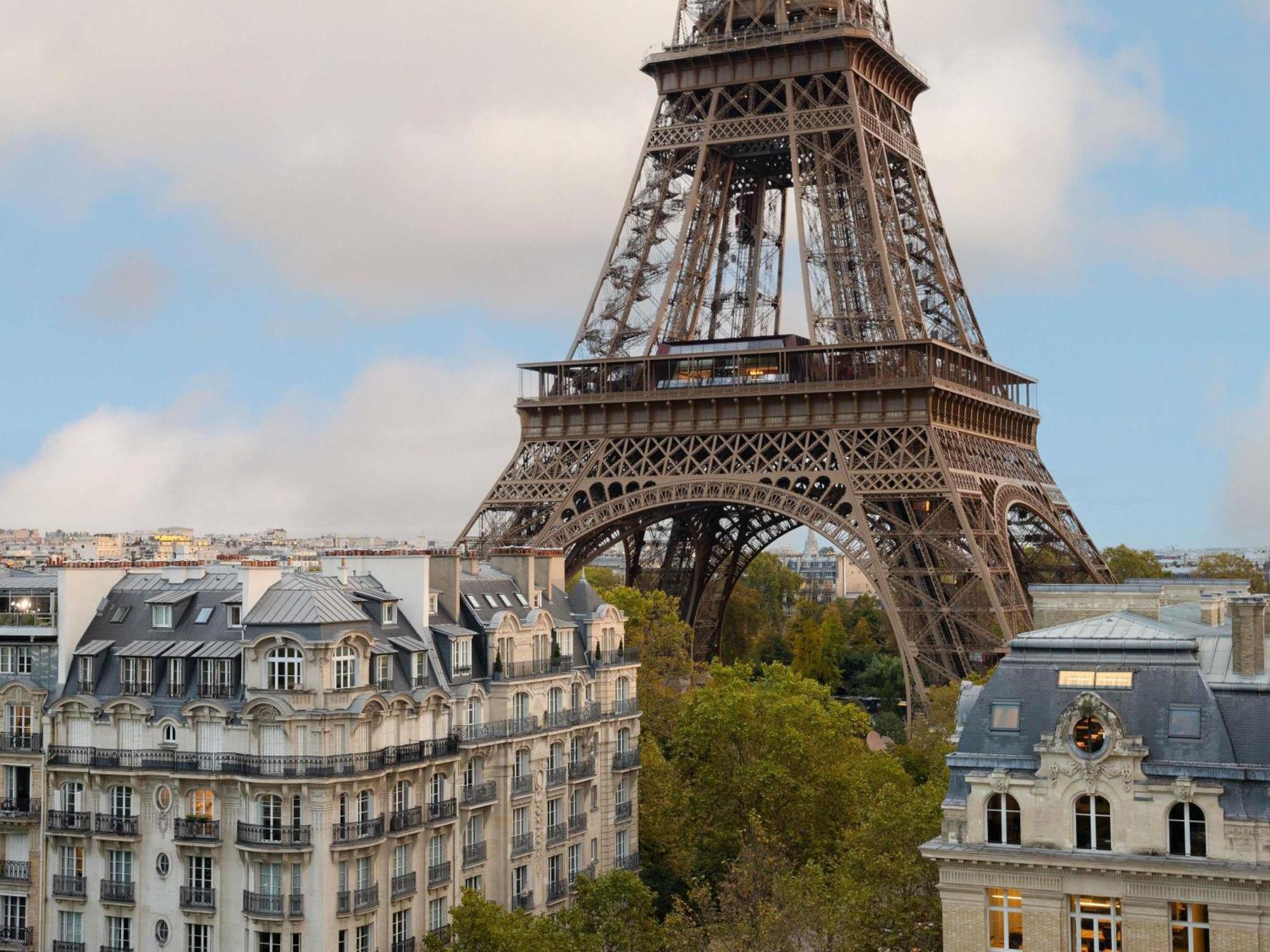 Superior King Room Eiffel Tower View