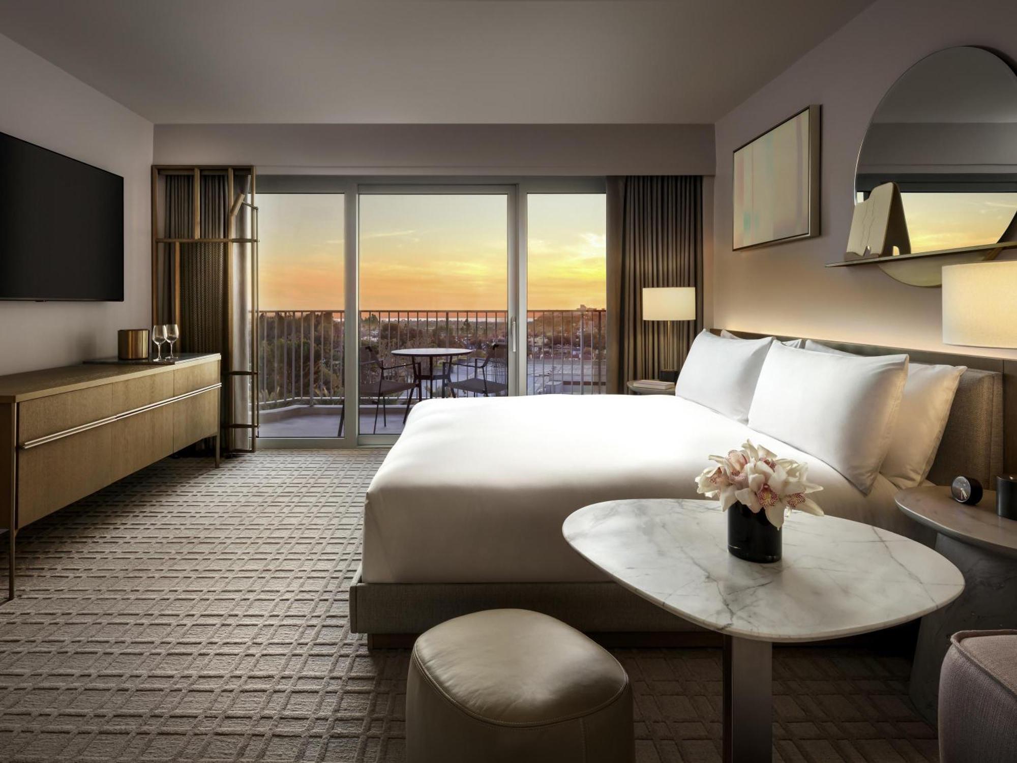 Deluxe King Room with View - Mobility Hearing Accessible