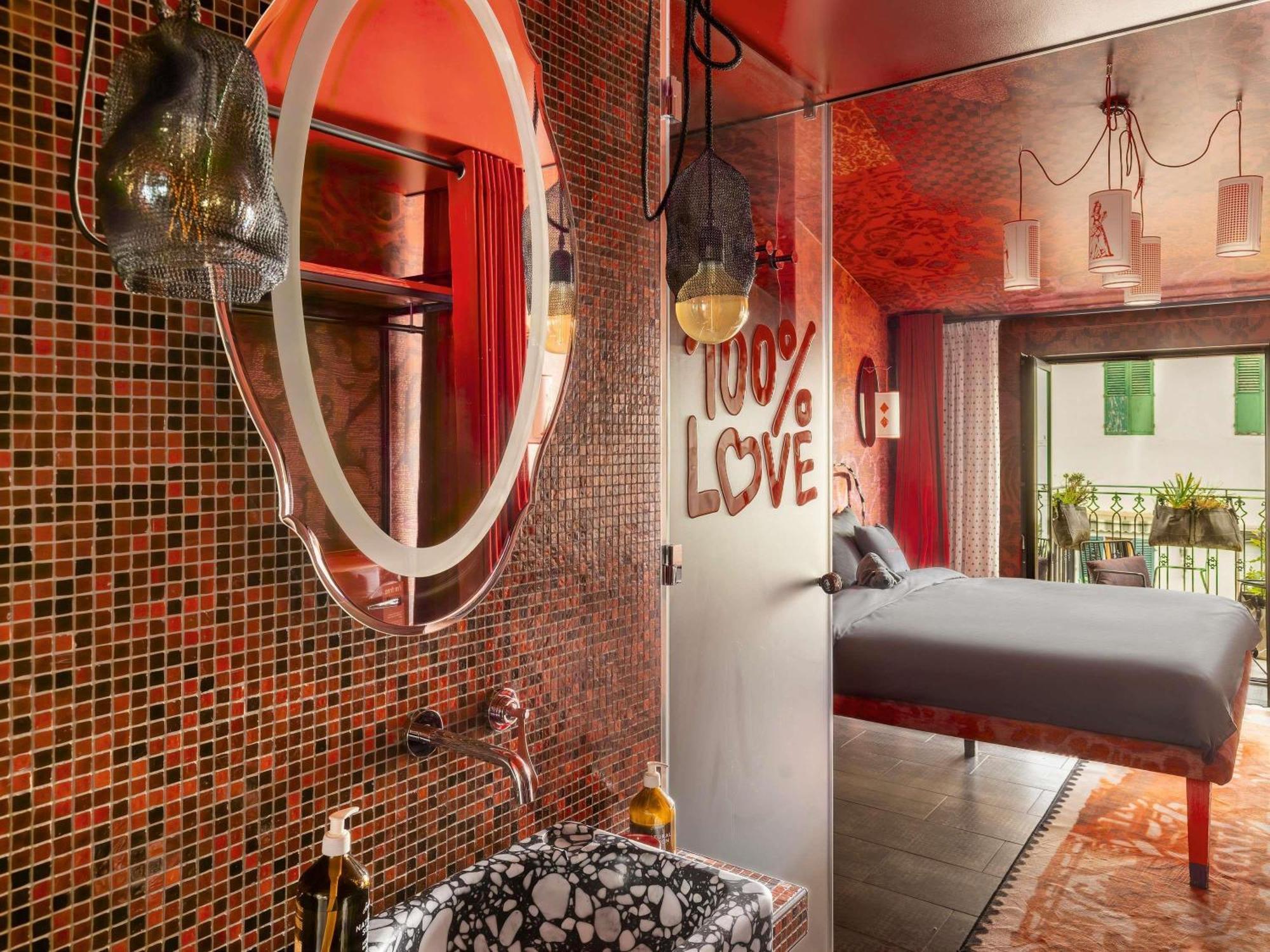 Medium Rosso Balcony