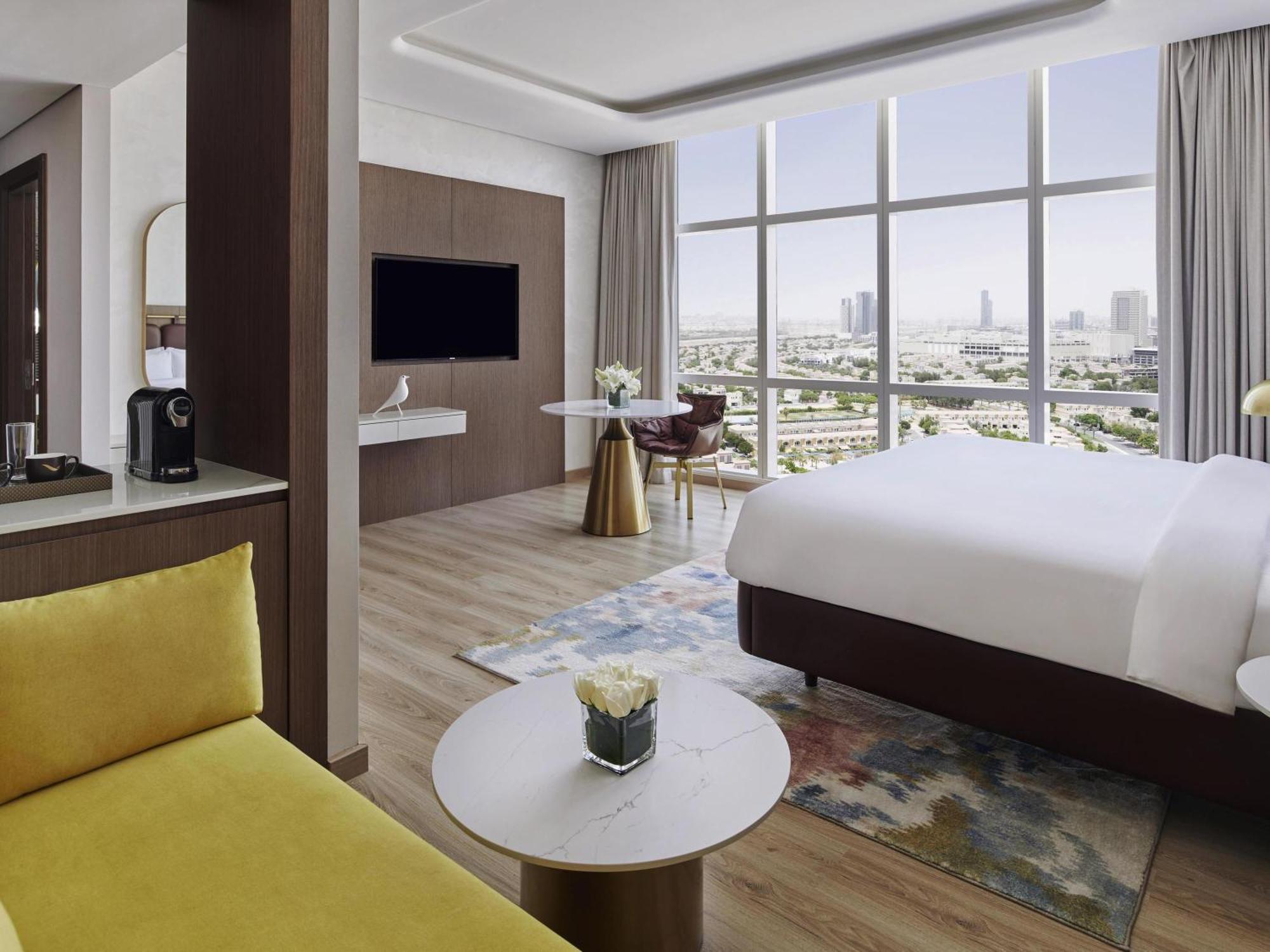 Deluxe King Room Panoramic City View Shuttle to the Beach Mall & Metro Station
