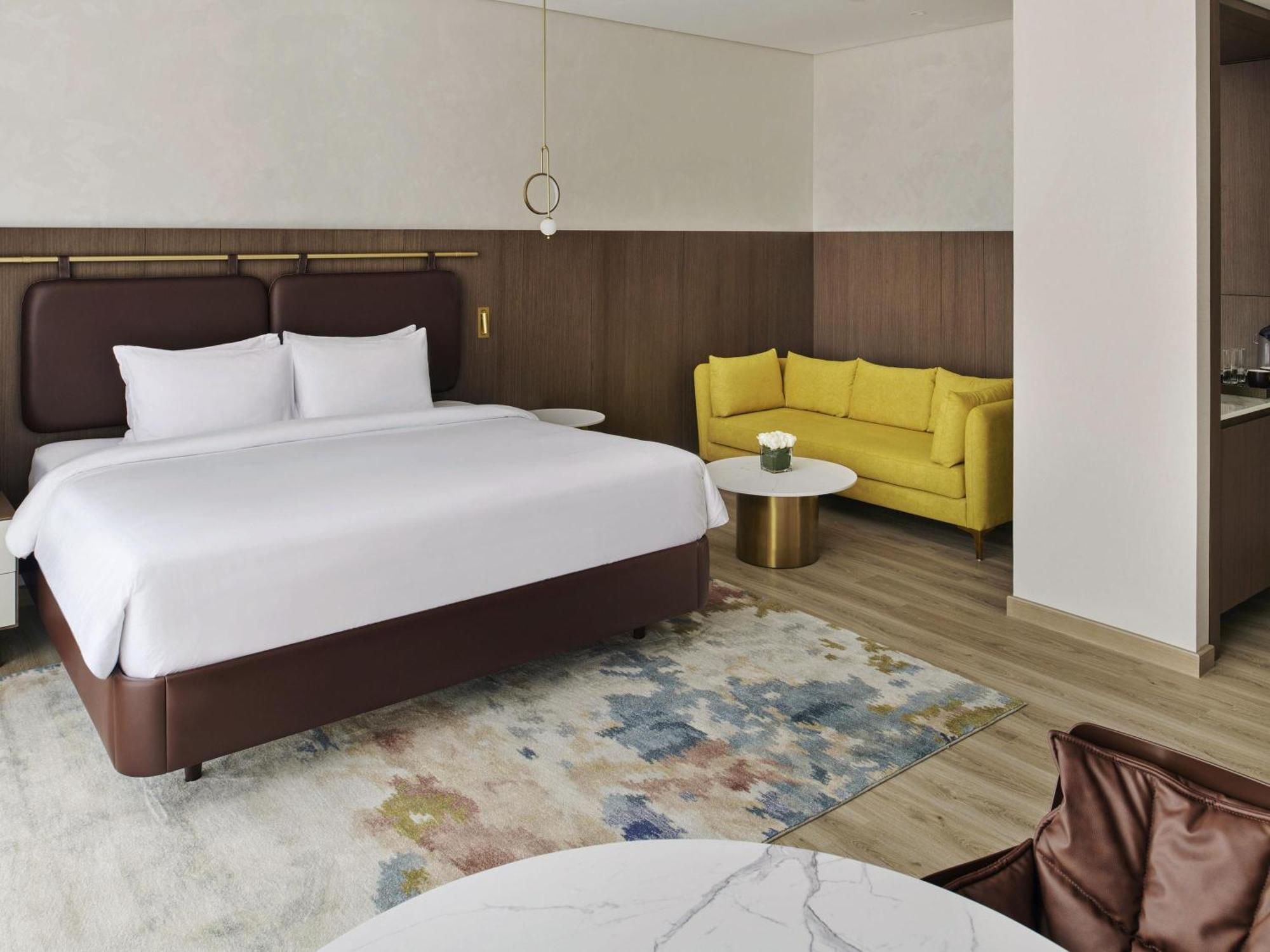 Premium King Room City View Shuttle to the Beach Mall & Metro Station
